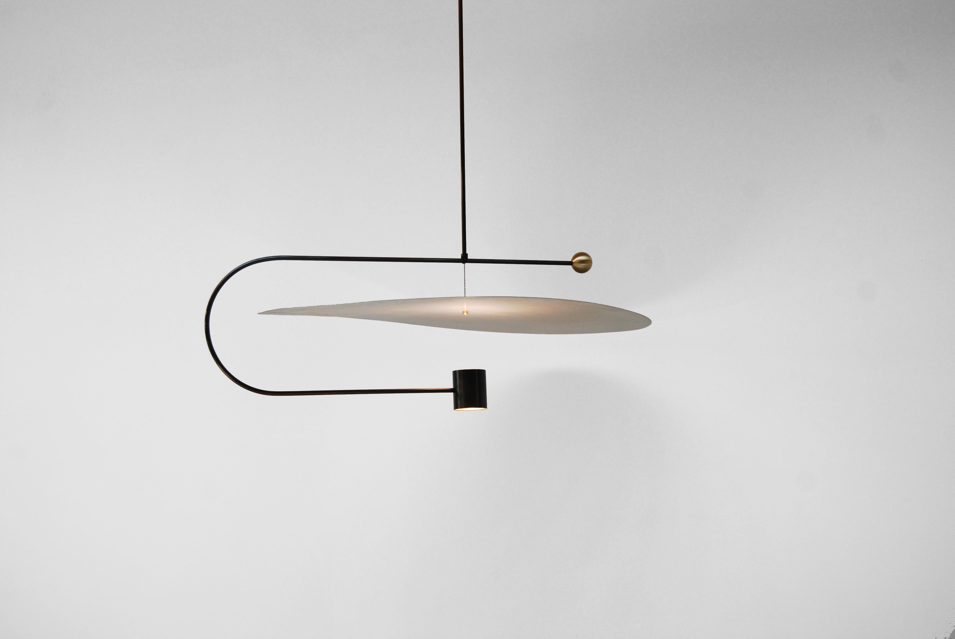 Américain Grande lampe suspendue flottante - Série de sculptures enluminées L&G Studio en vente