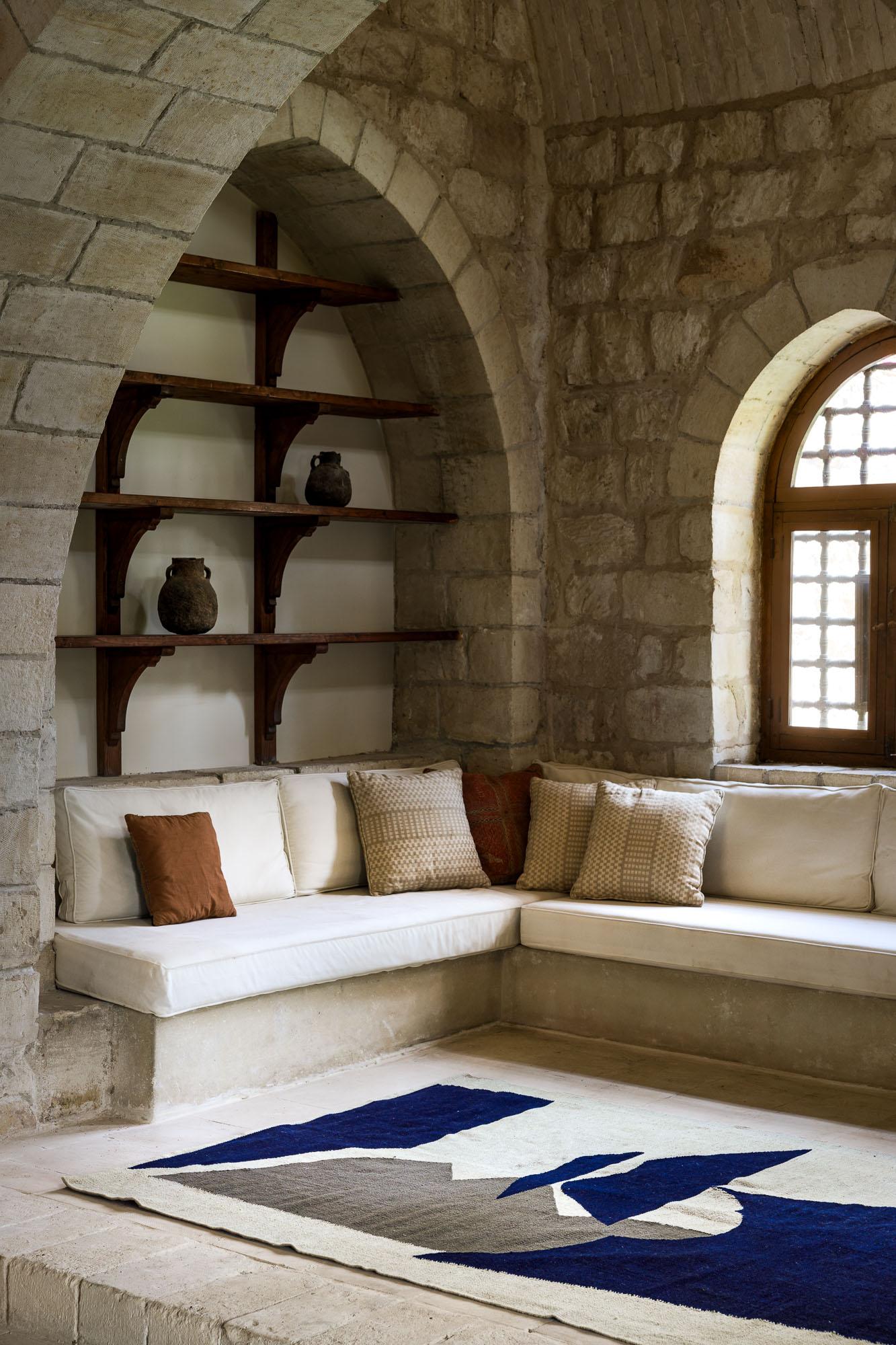 Tappeto in lana a tessitura piatta in edizione limitata (2 di 4) con un design contemporaneo di Salma Barakat. Realizzato a mano in Egitto in collaborazione con un'organizzazione di beneficenza che dà potere alle donne formandole alla tessitura e