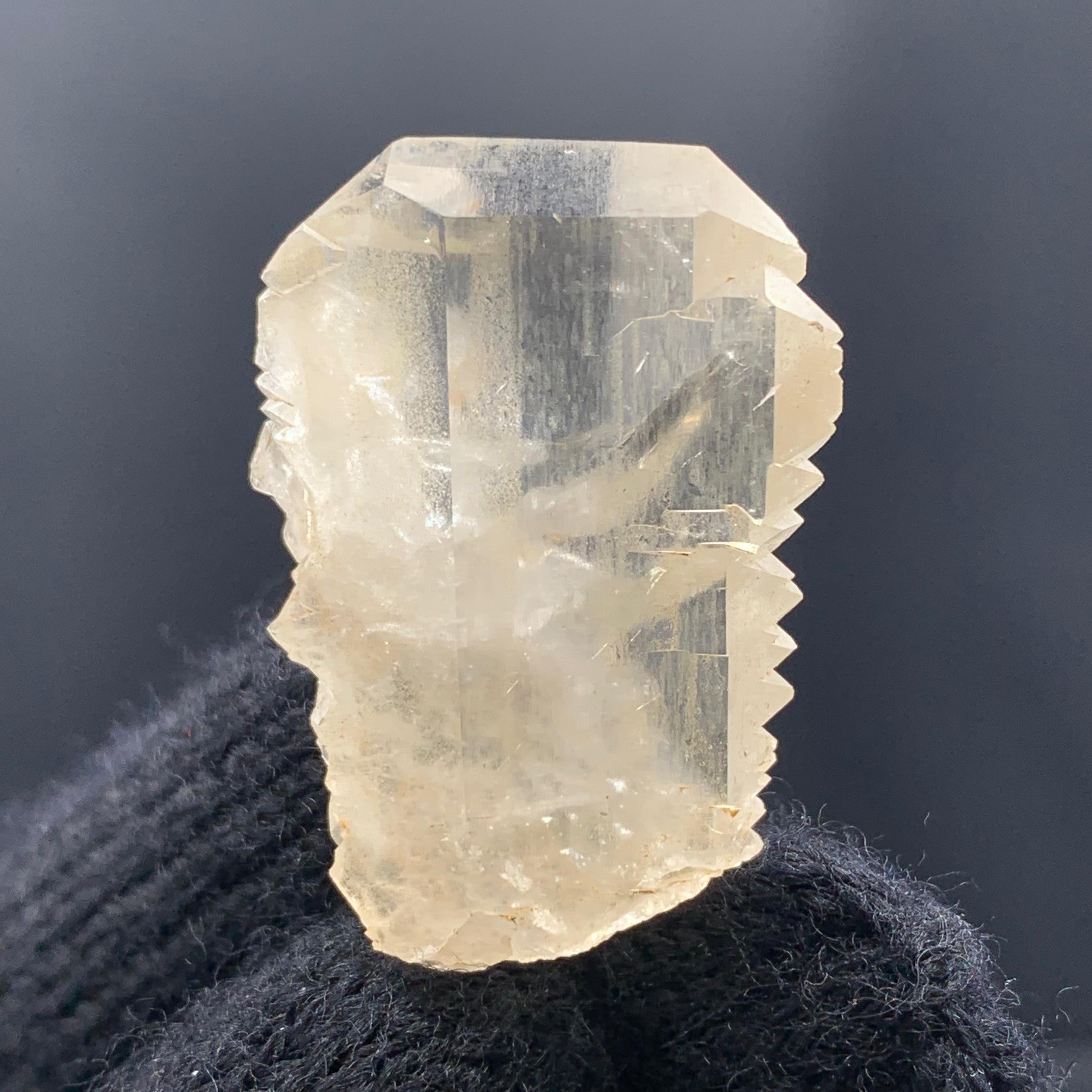 Floater Of Gwindel Quartz Crystal With Excellent Transparency From Pakistan In Good Condition For Sale In Peshawar, PK