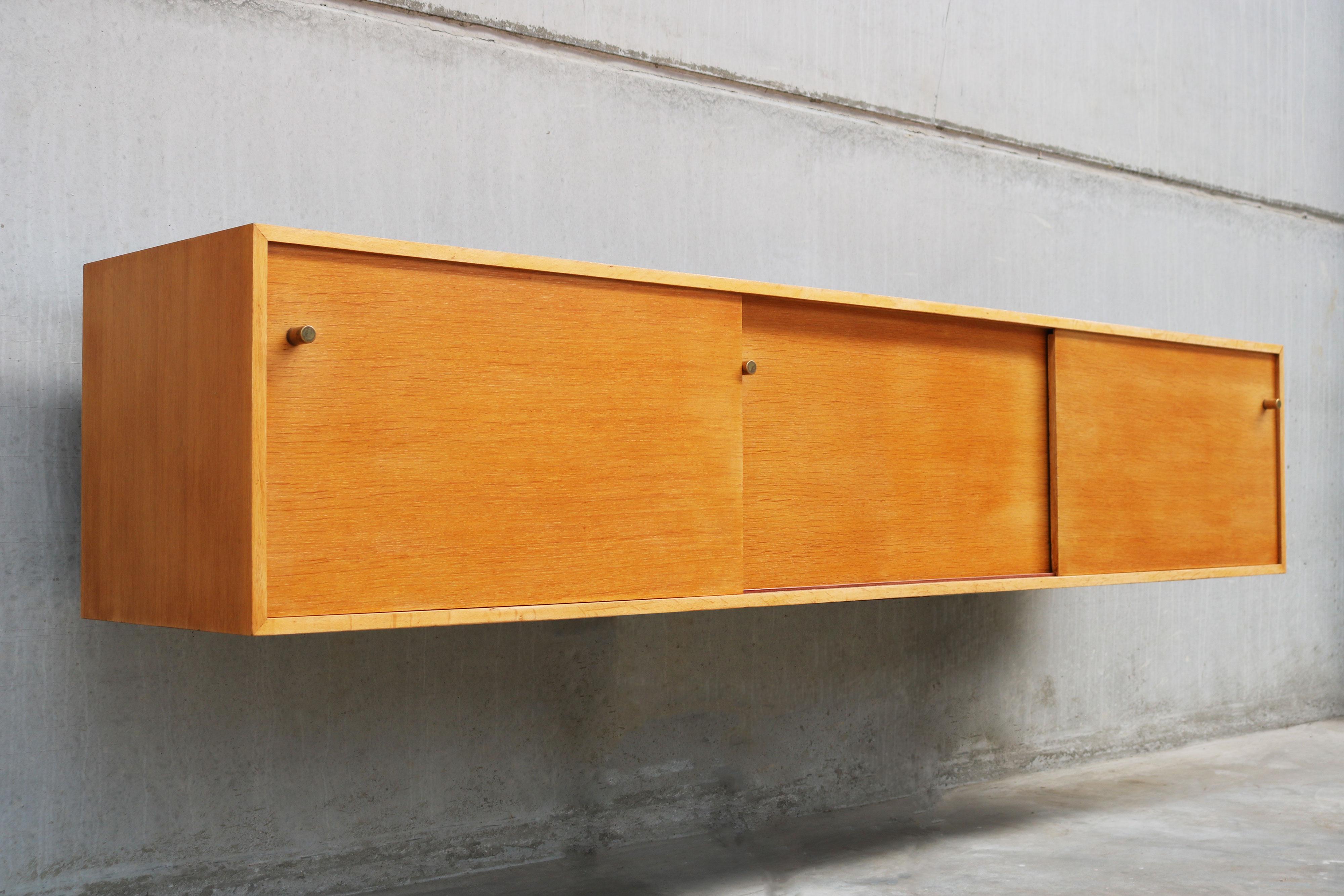 Elegance intemporelle : Modèle de buffet flottant en chêne : Abstracta de Jos De Mey pour Van DEN Pauvers 1960.
Découvrez l'alliance parfaite de la forme et de la fonction avec ce superbe buffet flottant en chêne, conçu par Jos De Mey en 1950 pour