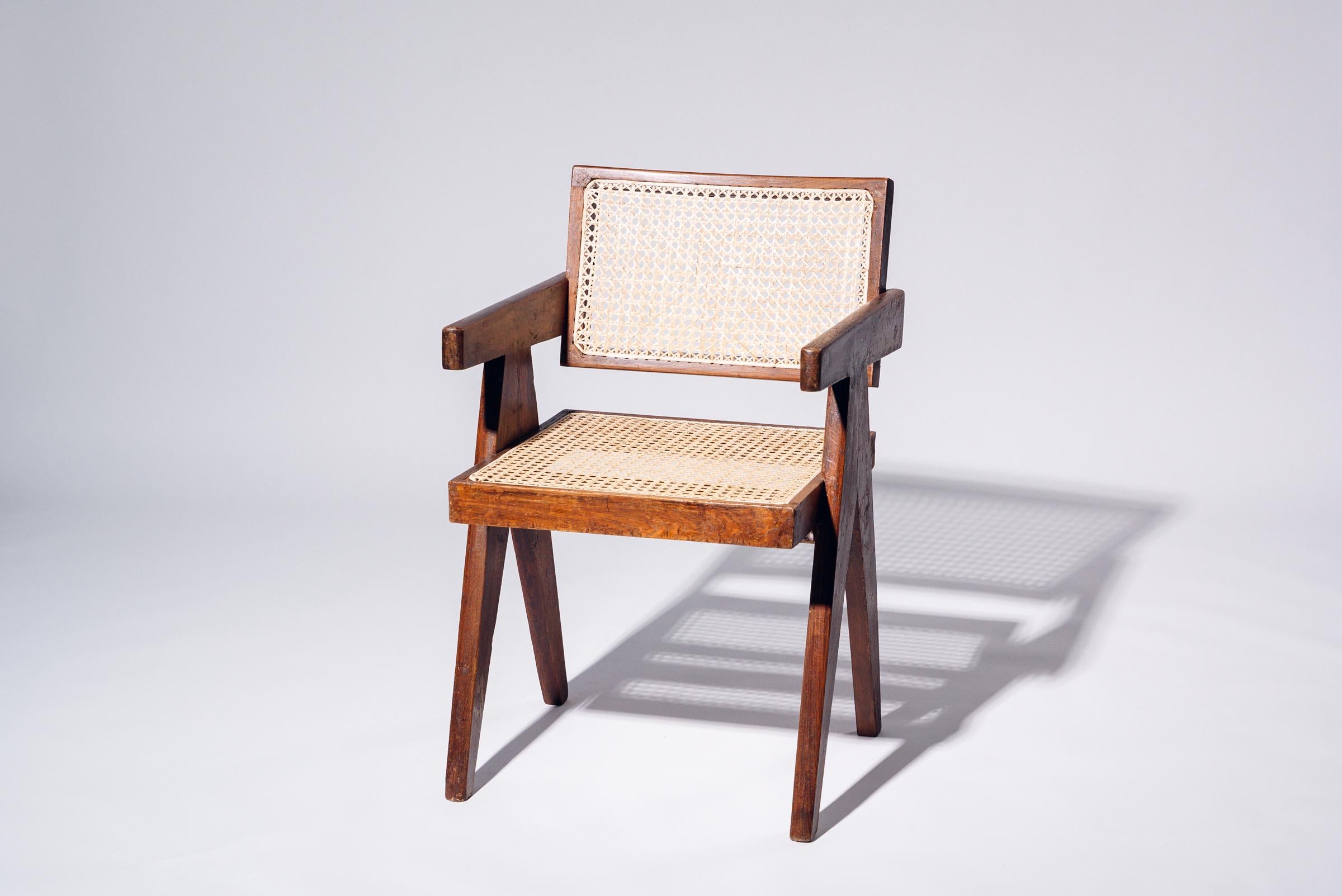 Une authentique pièce du milieu du siècle provenant de la légendaire commission Chandigarh de Pierre Jeanneret. Structure en teck avec assise et dossier en bambou tressé à la main.