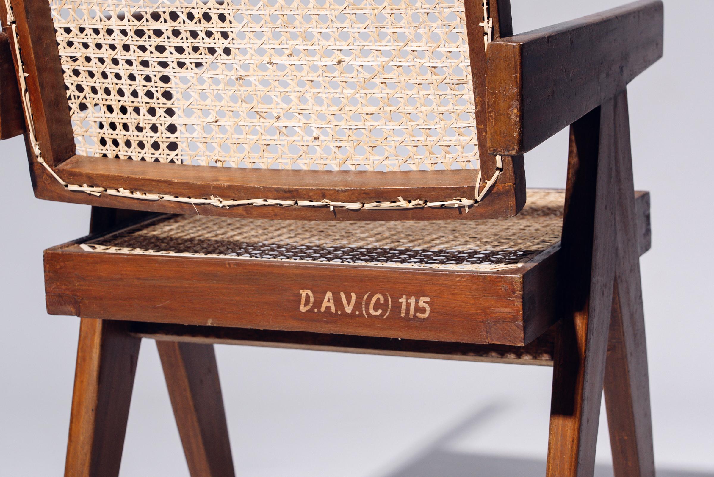 Stuhl mit schwebender Rückenlehne von Pierre Jeanneret für Chandigarh, Indien, CIRCA 1955-56 (Handgewebt) im Angebot