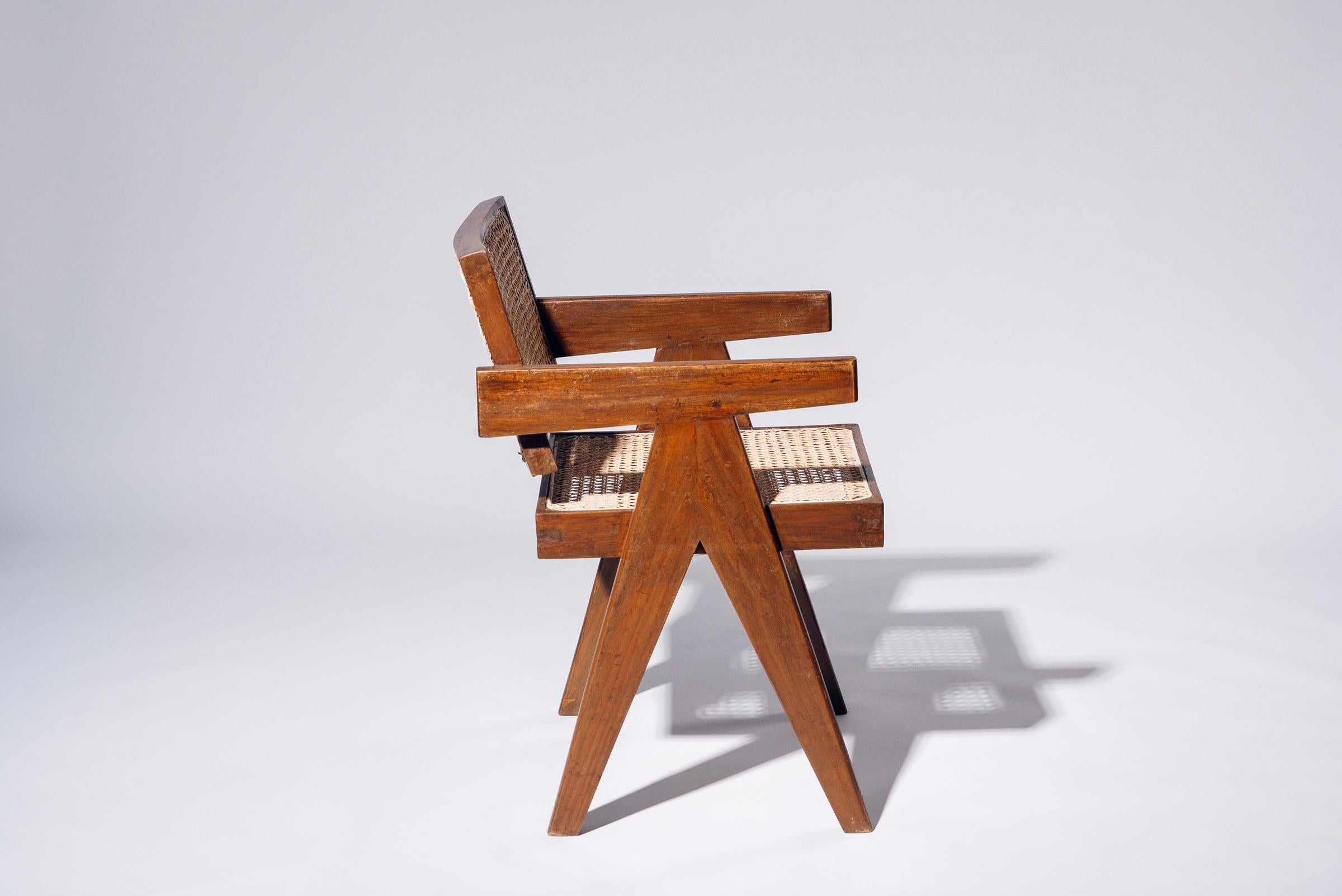 Stuhl mit schwebender Rückenlehne von Pierre Jeanneret für Chandigarh, Indien, CIRCA 1955-56 im Zustand „Gut“ im Angebot in Tokyo, JP