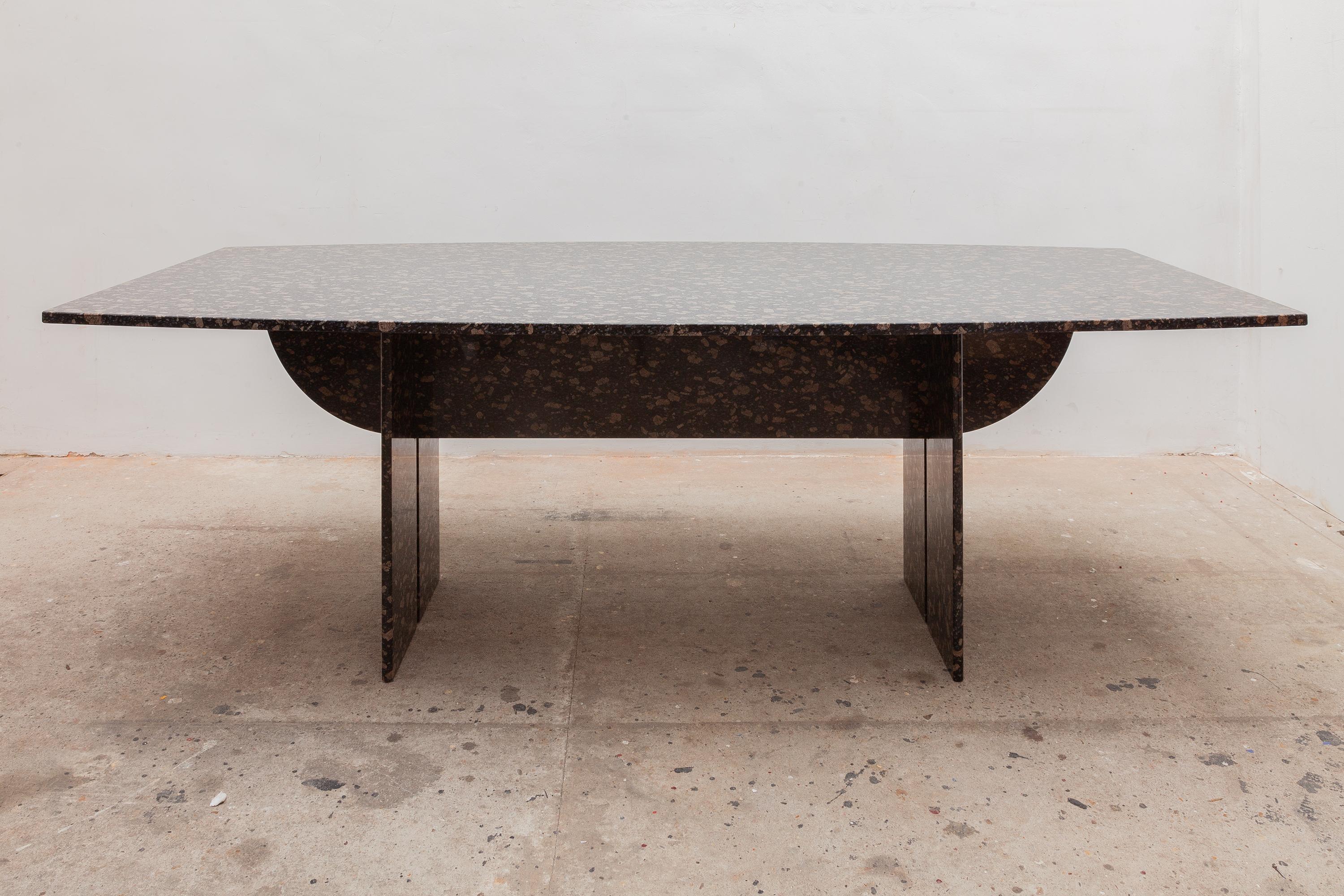 italien Table de salle à manger et de conférence flottante en marbre fossile noir et or, années 1970, Italie en vente