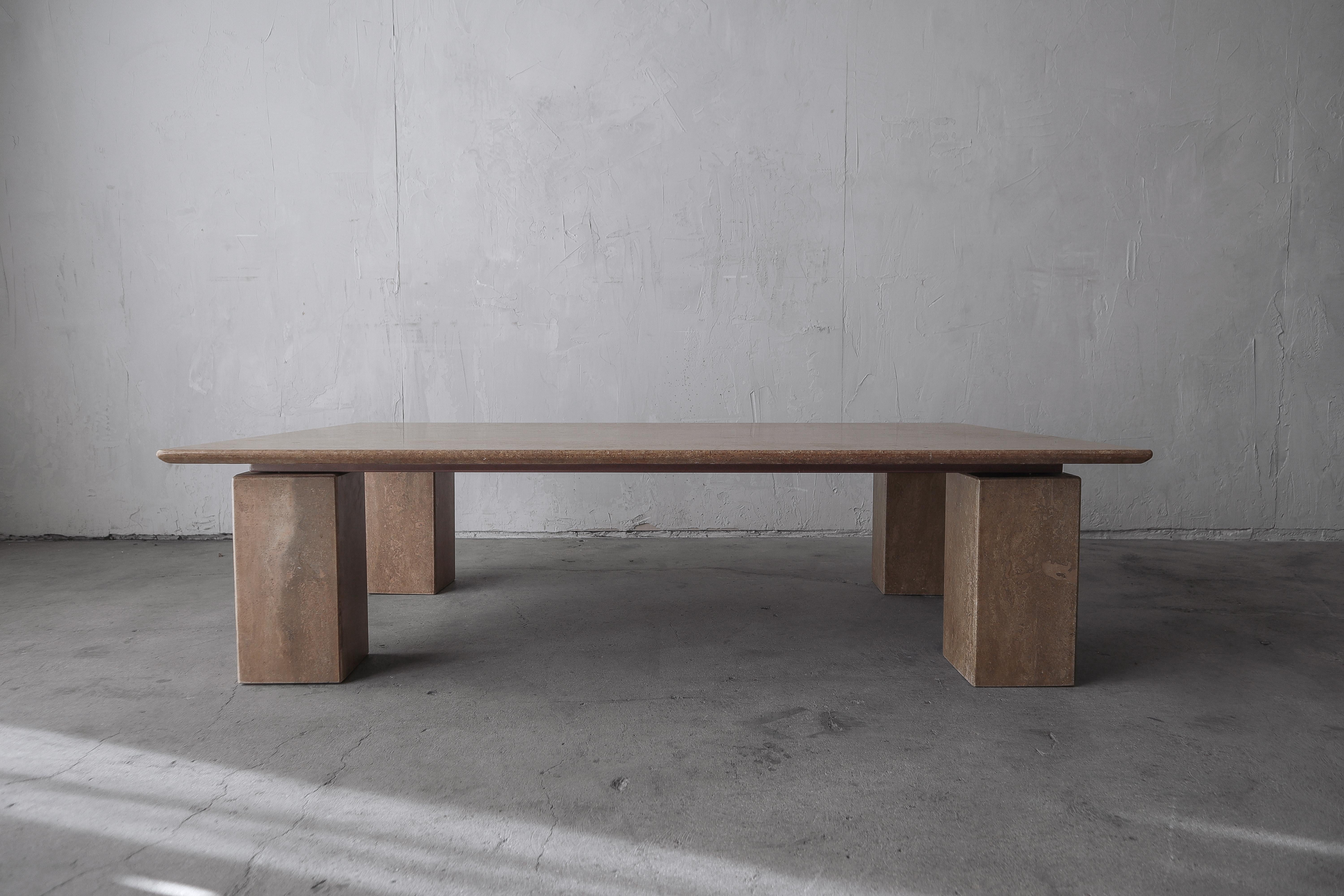 Postmoderne Table basse flottante en travertin Brown en vente