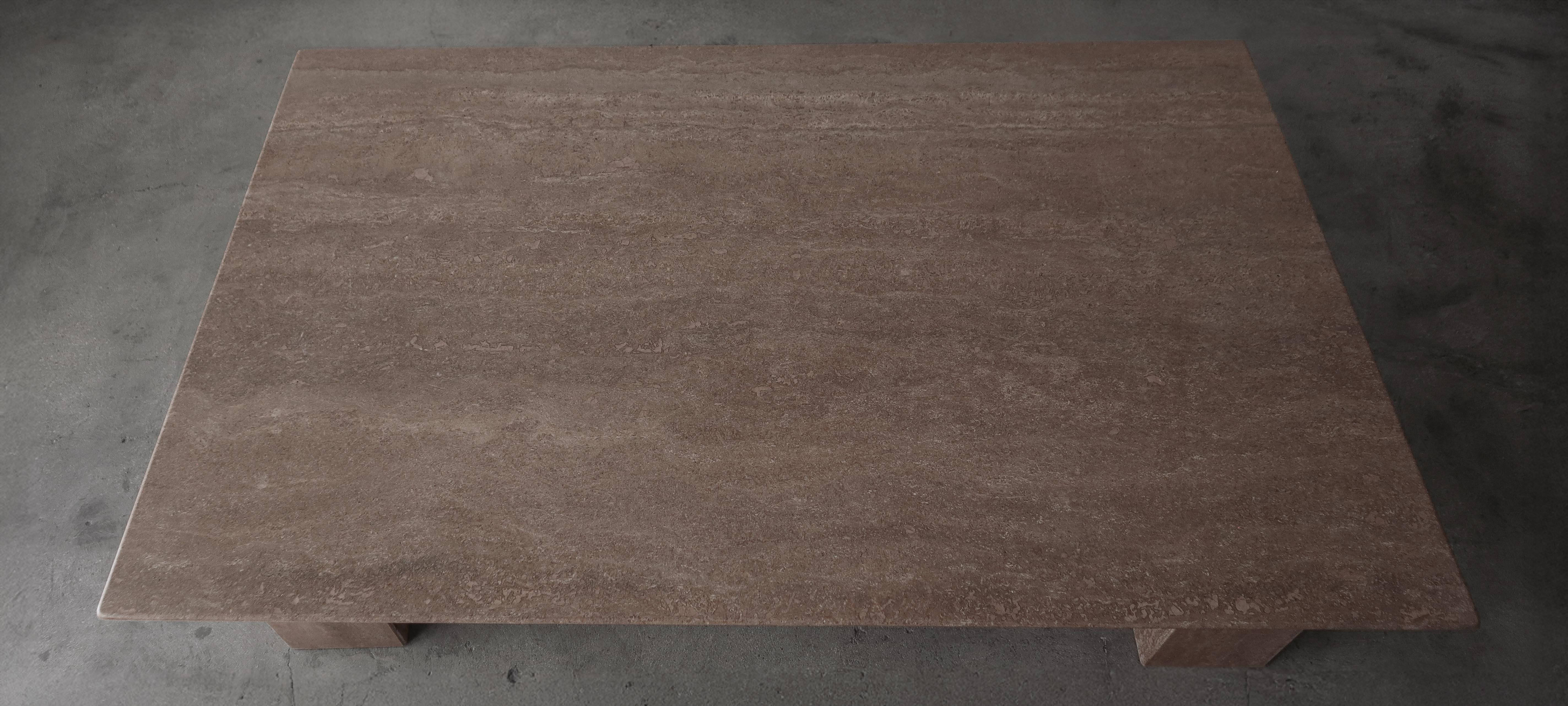 Travertin Table basse flottante en travertin Brown en vente