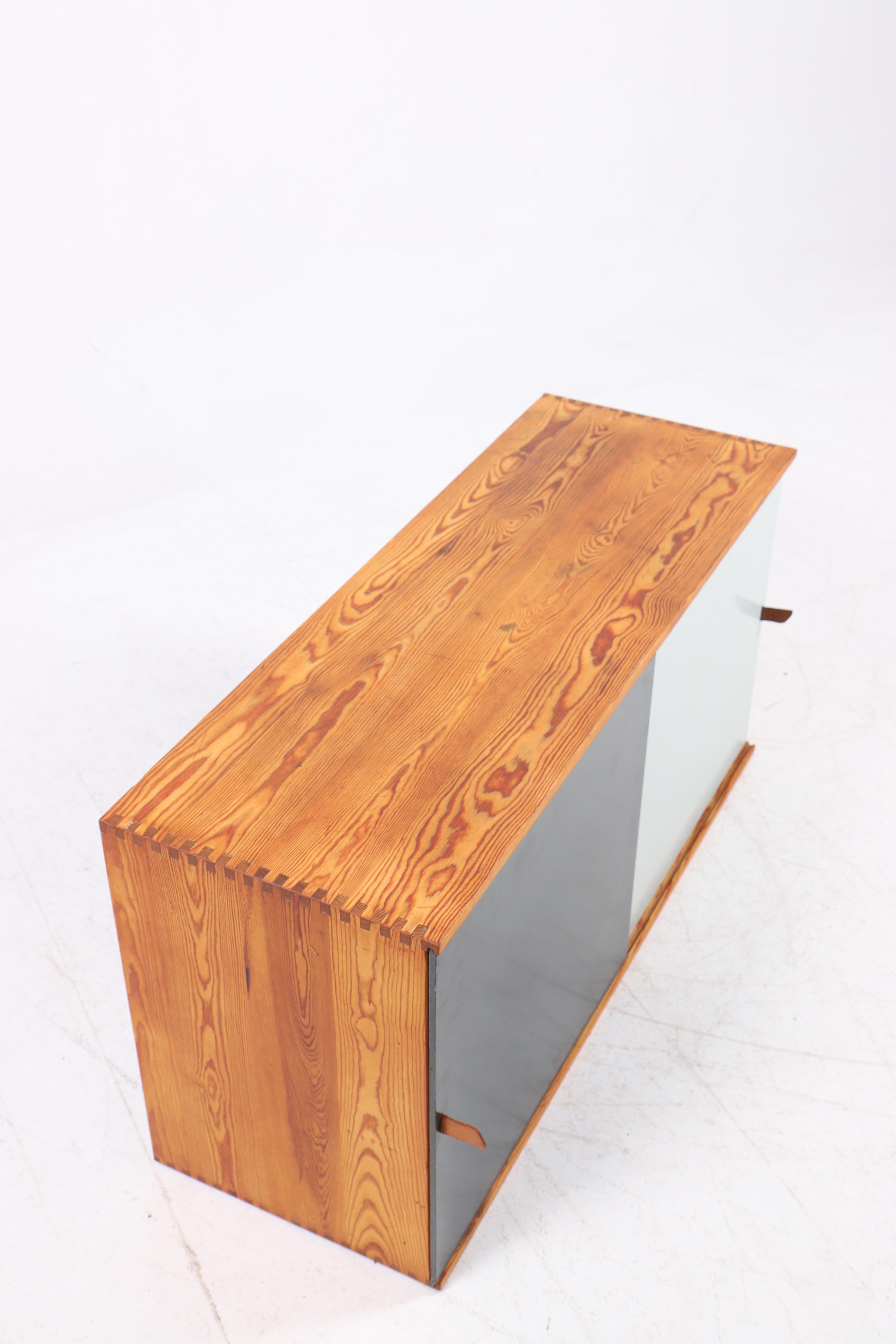 Armoire flottante en pin massif par Harboe Sølvsten 3