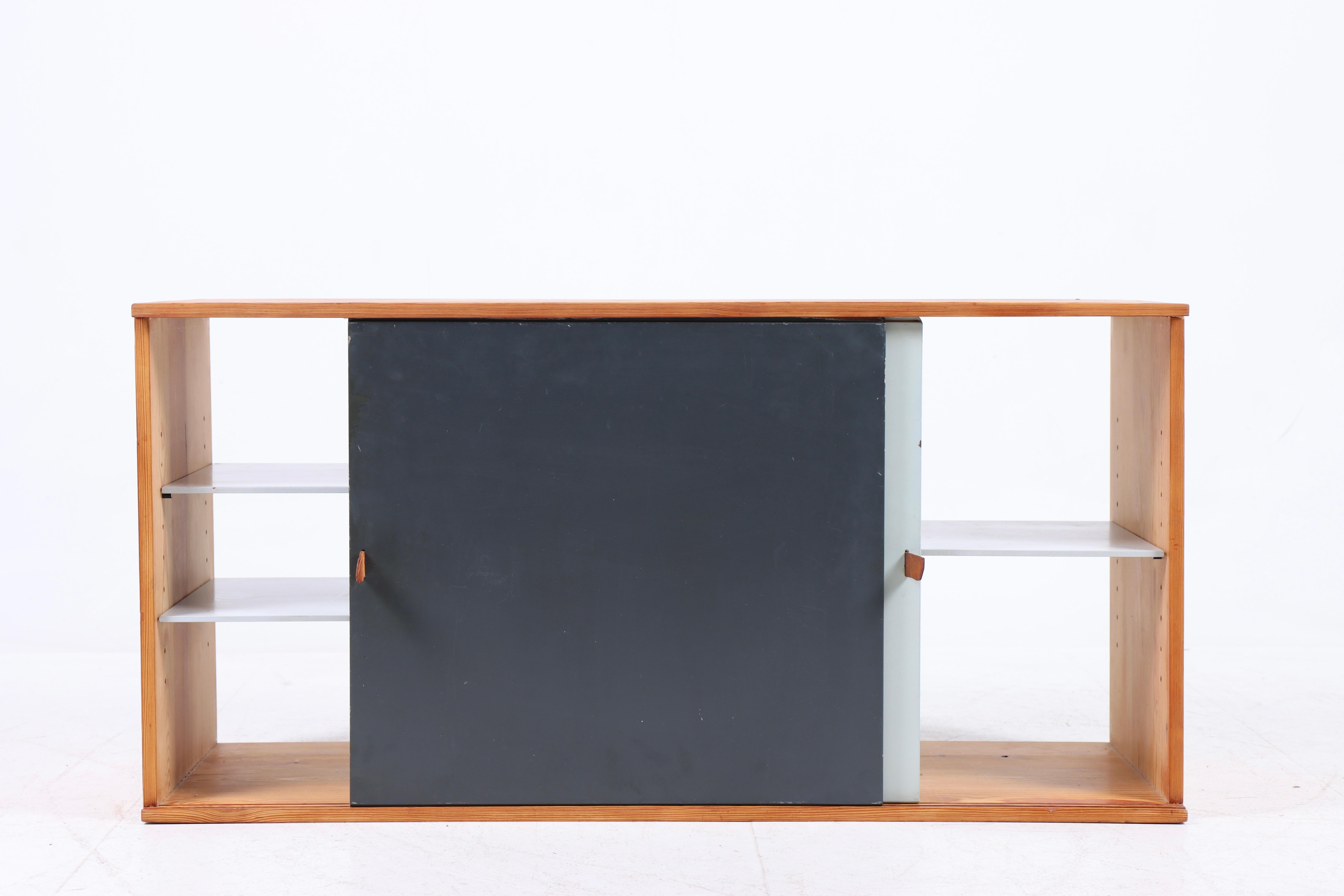 Armoire flottante en pin massif par Harboe Sølvsten 4