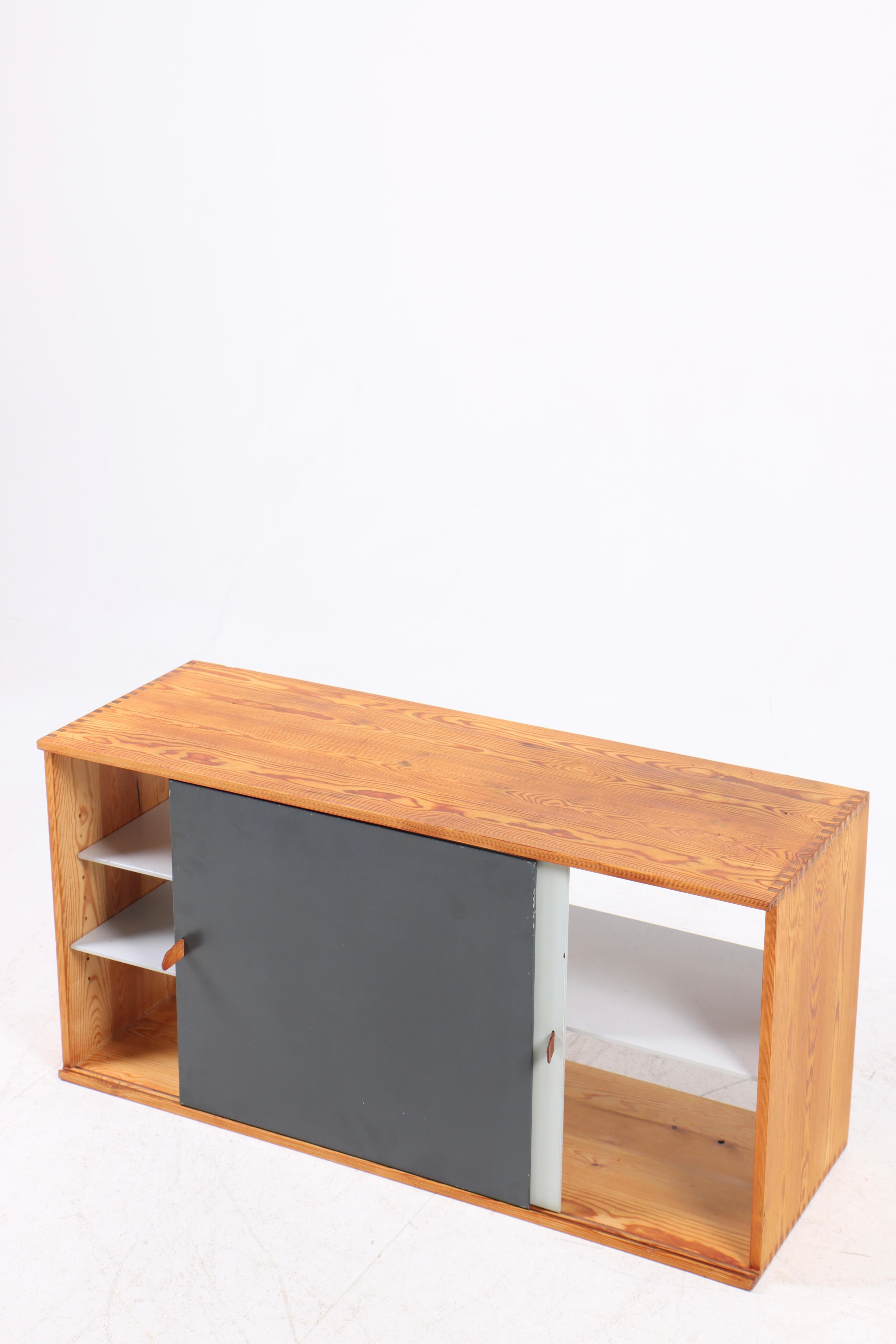 Armoire flottante en pin massif par Harboe Sølvsten 5