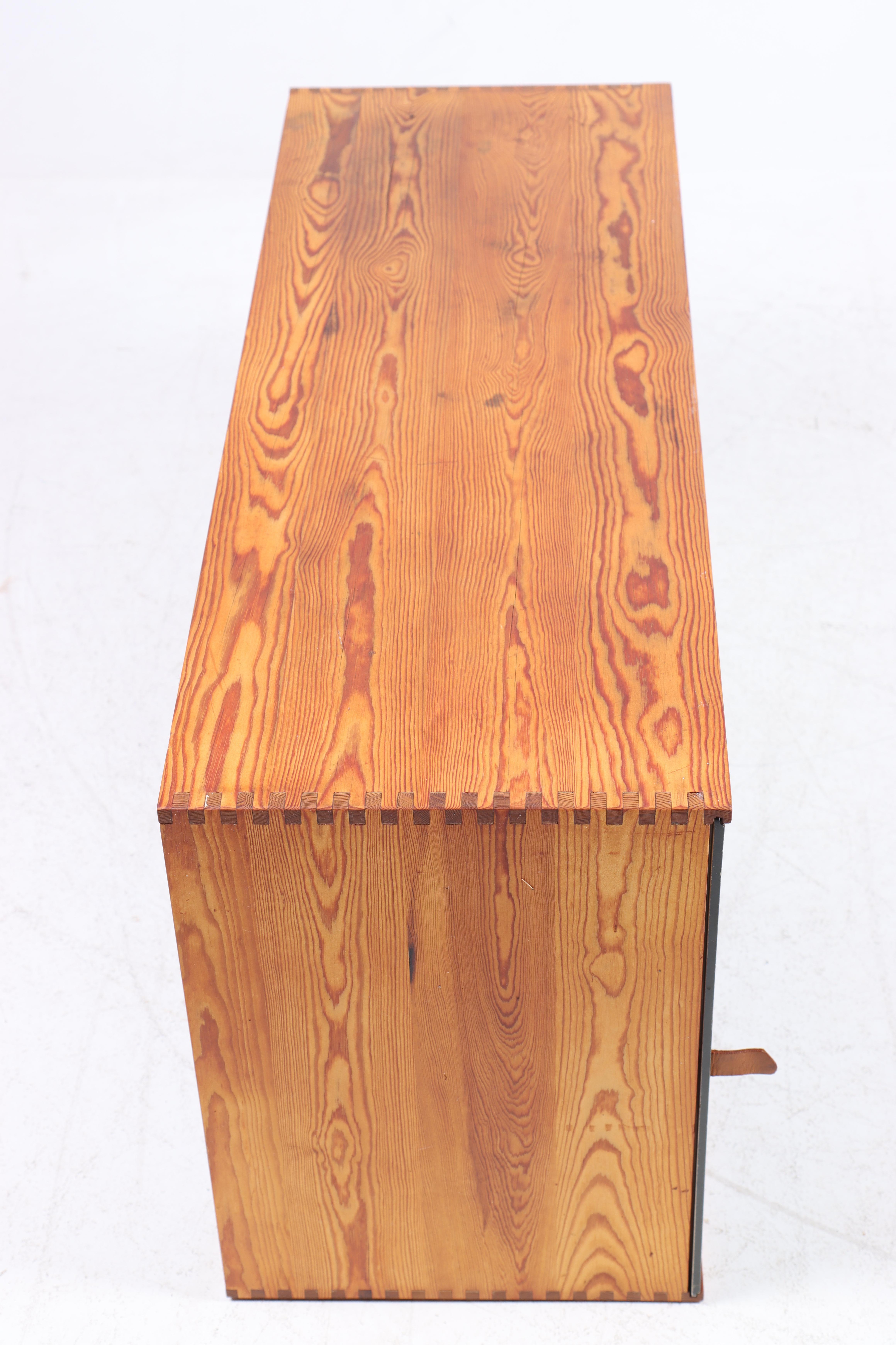 Armoire flottante en pin massif par Harboe Sølvsten 6