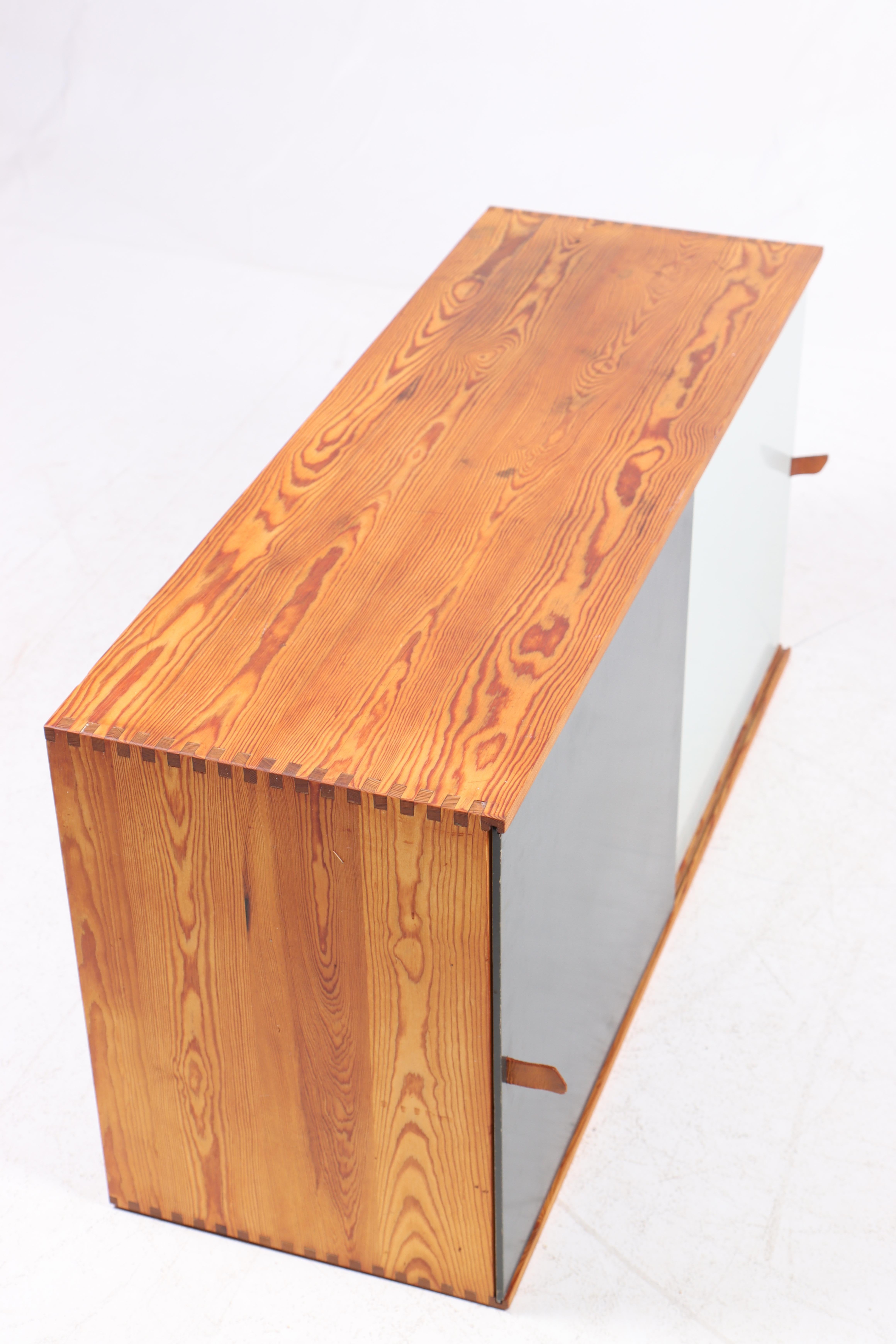 Armoire flottante en pin massif par Harboe Sølvsten 7
