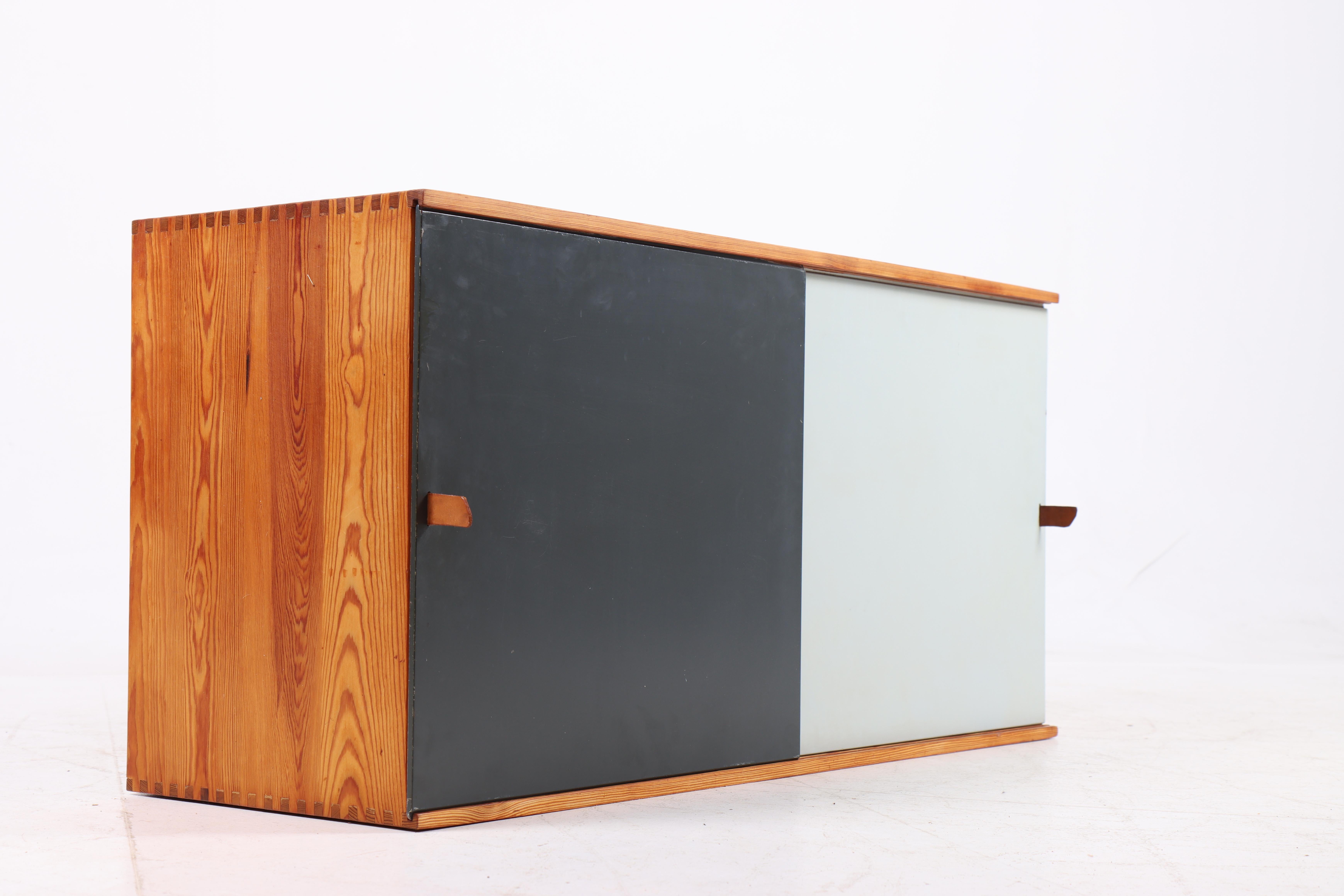 Armoire flottante en pin massif par Harboe Sølvsten 1