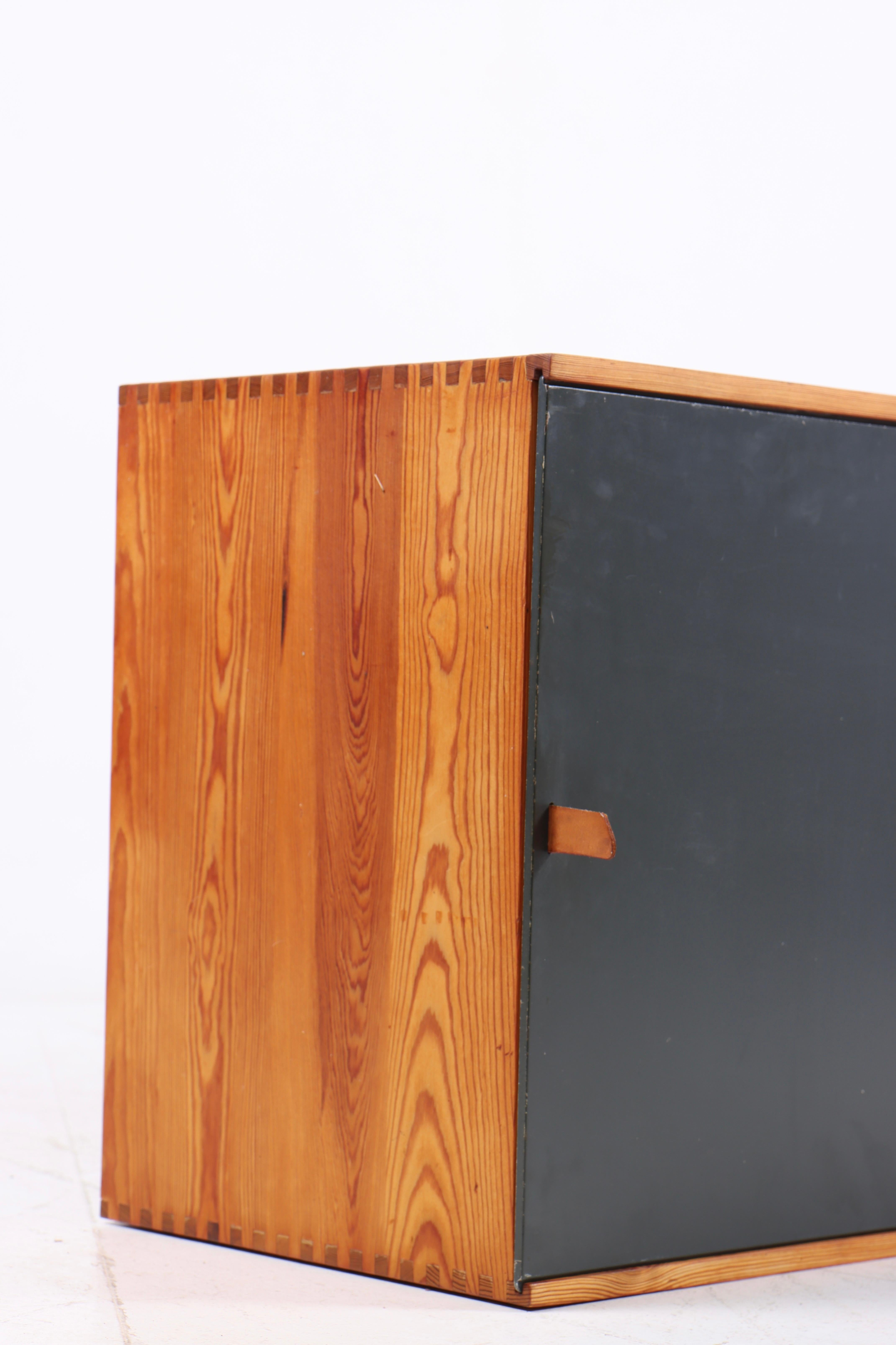 Armoire flottante en pin massif par Harboe Sølvsten 2