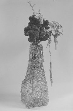 Vase flottant en cotte de mailles par Panorammma