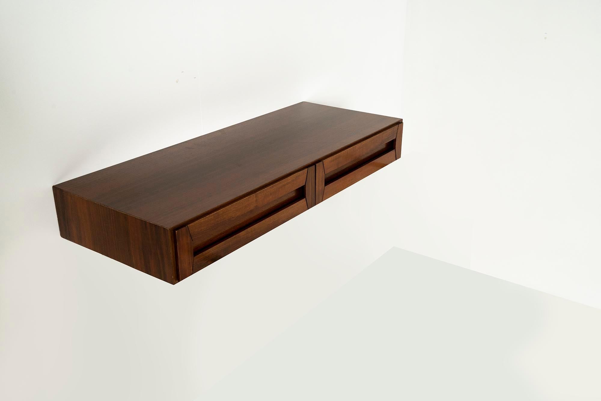 Floating Console with Mirror in Walnut by Dino Cavalli, Italy 1960s In Good Condition In Hellouw, NL