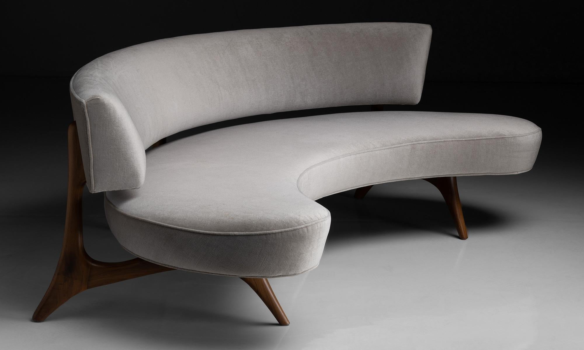 Floating curved sofa by Vladimir Kagan

America, 2018

Model - 176SC sofa, originally designed in 1952.

Measures : 82.75” L x 37”D x 30”H x 16.5”seat
 
 
 