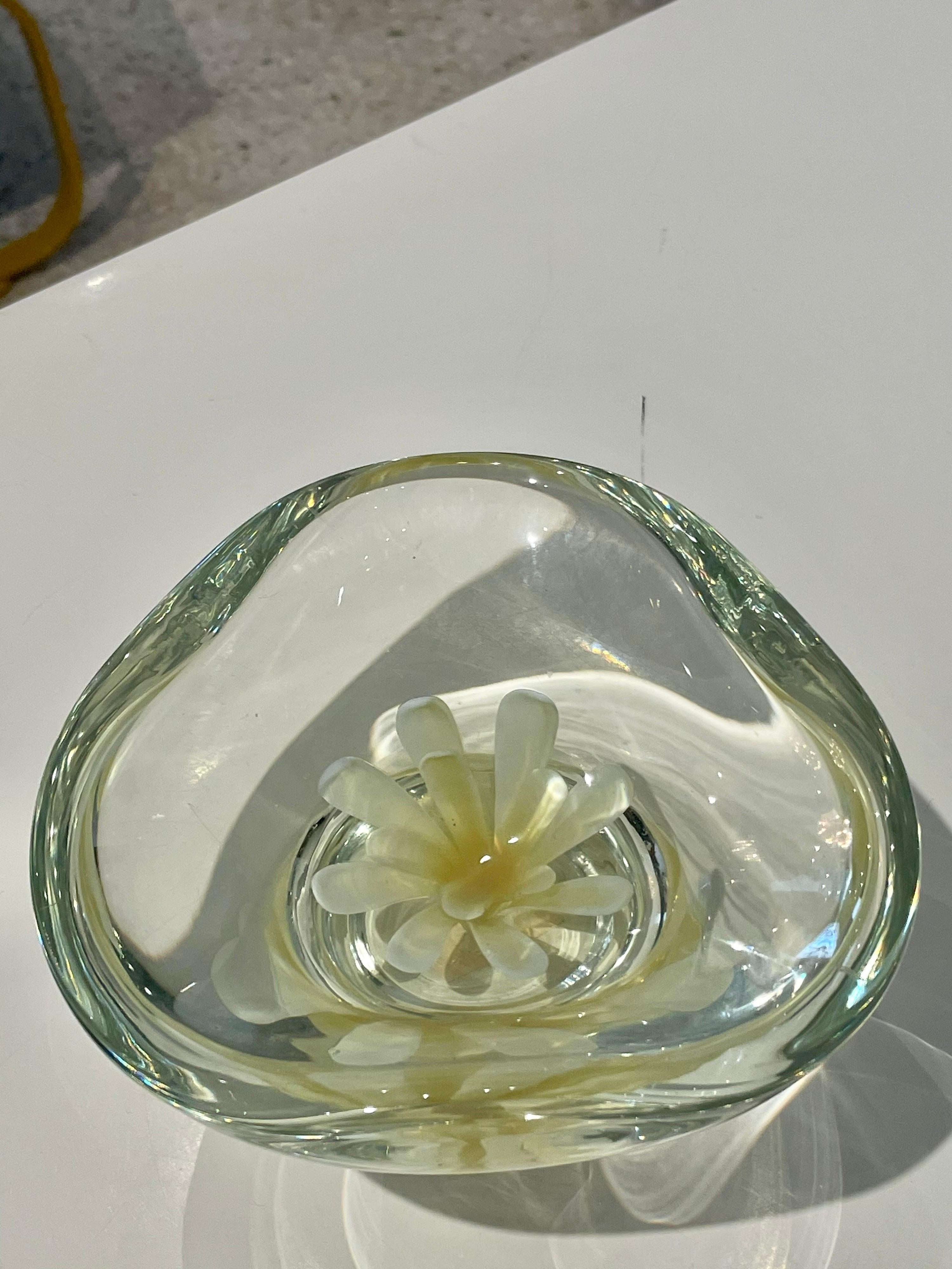 Ce merveilleux petit trésor présente une fleur flottante au centre de ce bol, le vide-poche. Cette pièce vintage en verre de Murano est d'un doux jaune canari - très spécial et estival.