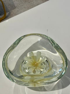 Floating Daisy in Canary Yellow Glass Bowl/ Vide-Poche