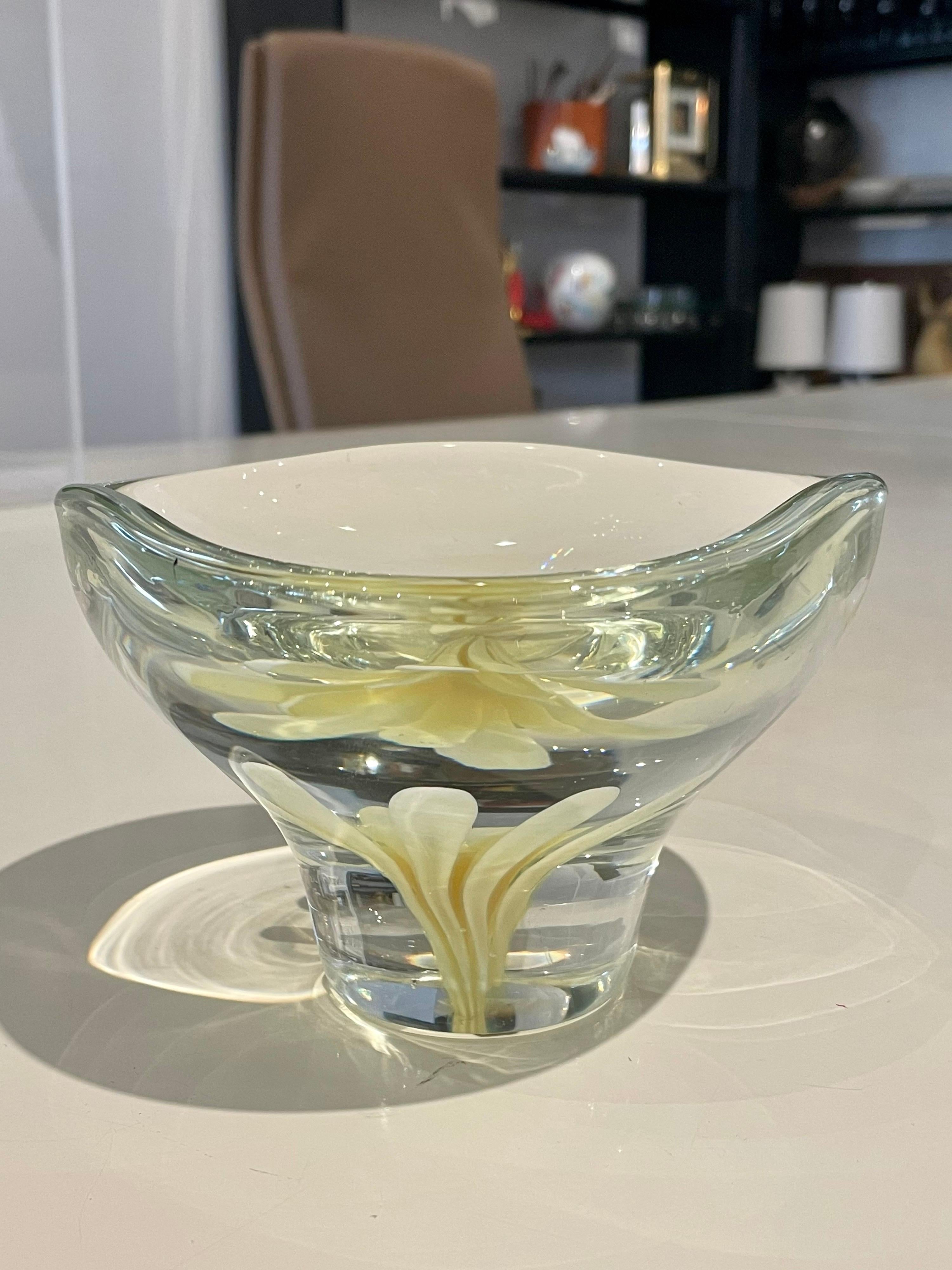 Mid-Century Modern Bol/ Vide-Poche marguerite flottante en verre jaune canari en vente