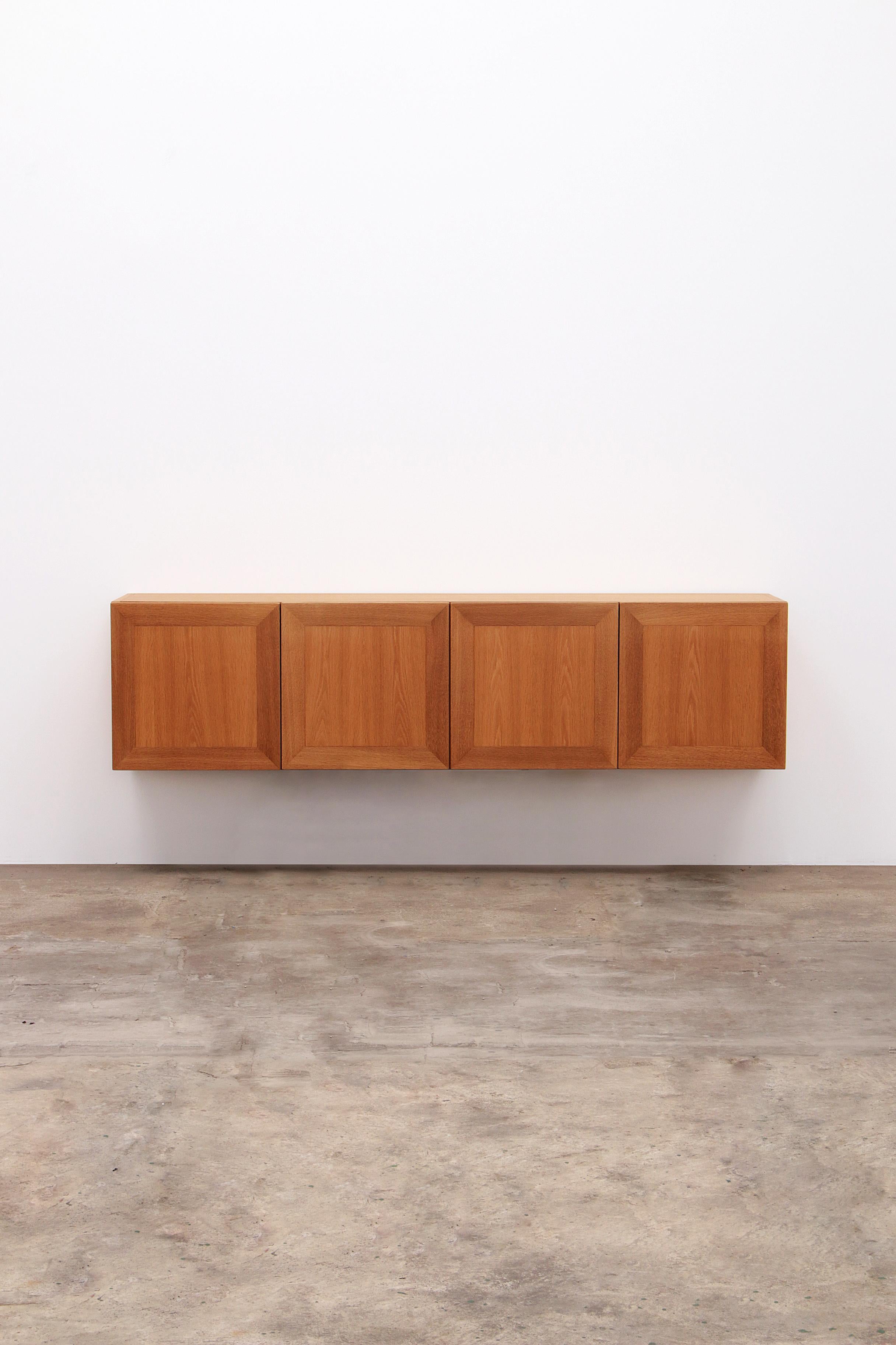 Floating Danish Design Sideboard in Solid Oak - 80s Style

Discover the timeless elegance of Scandinavian design with this floating sideboard, a masterpiece from the 80s that can now enrich your interior. This solid oak piece of furniture has been