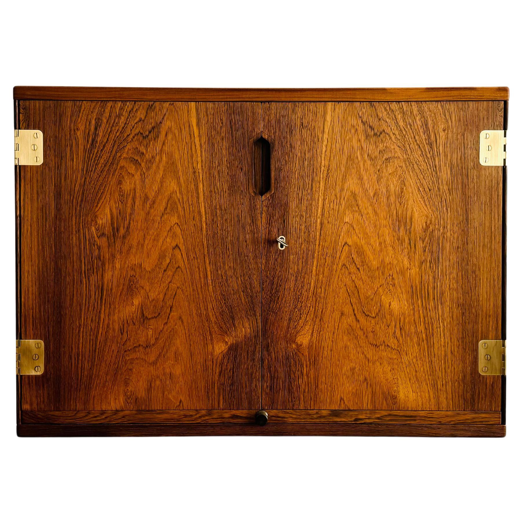 Schwebender dänischer Wandbarschrank von Svend Langkilde im Angebot