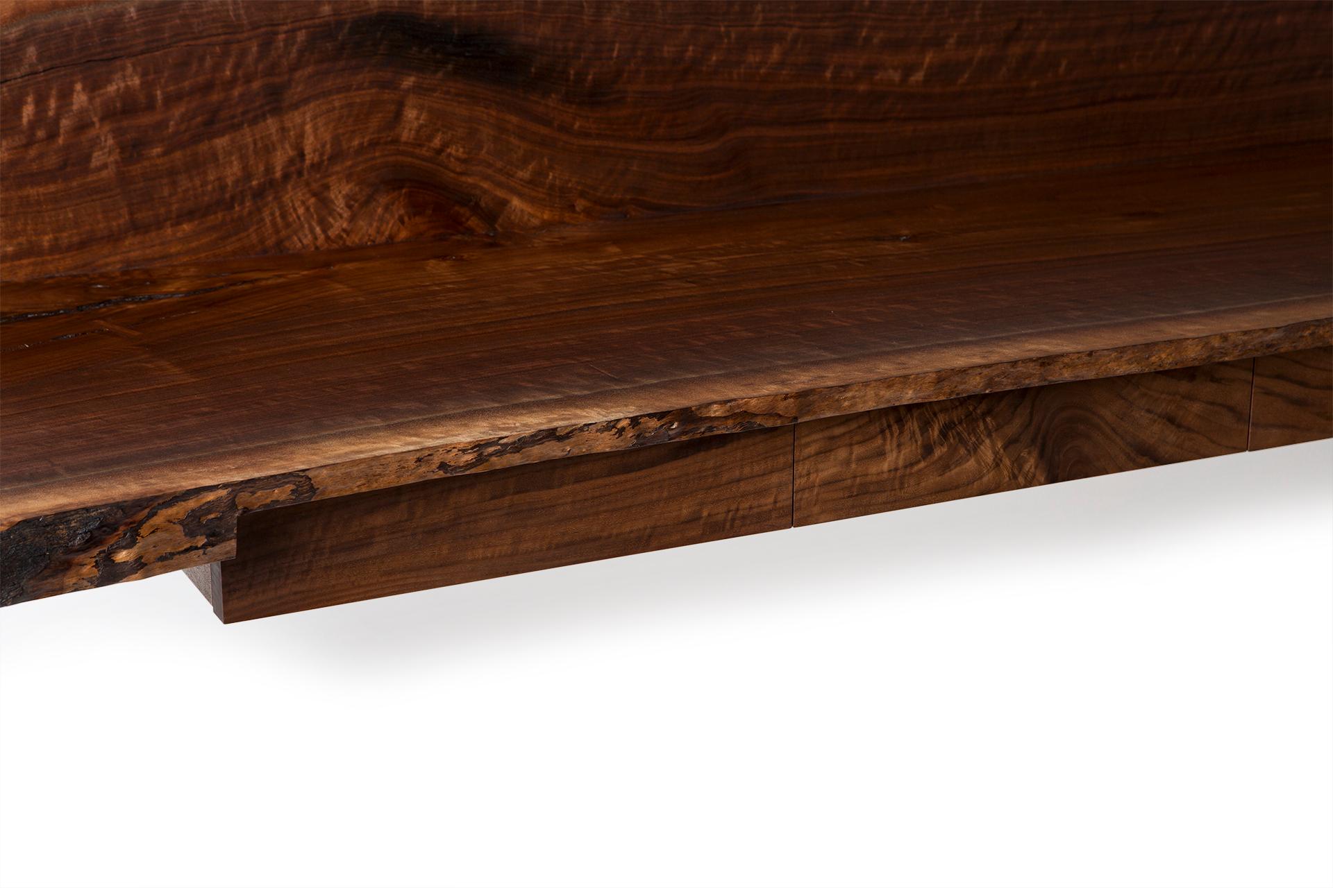 Der schwebende Schreibtisch von Taylor Donsker besteht aus einer wandmontierten Platte aus kalifornischem Claro-Walnussholz mit lebendigem Rand, Schmetterlingsverbindungen aus Rosenholz und vertieften Schubladen aus Massivholz mit Holzläufen.