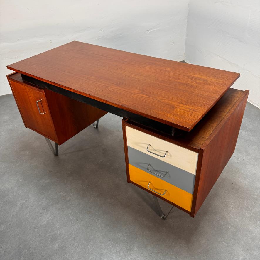 Escritorio de teca de diseño holandés de Tijsseling Nijkerk Países Bajos.

Piernas de horquilla.

Busca en mi Tienda Tijsseling 'silla de escritorio 'Silla Cuerno de Vaca' del mismo fabricante. Combinación perfecta. NO incluido en esta venta.

