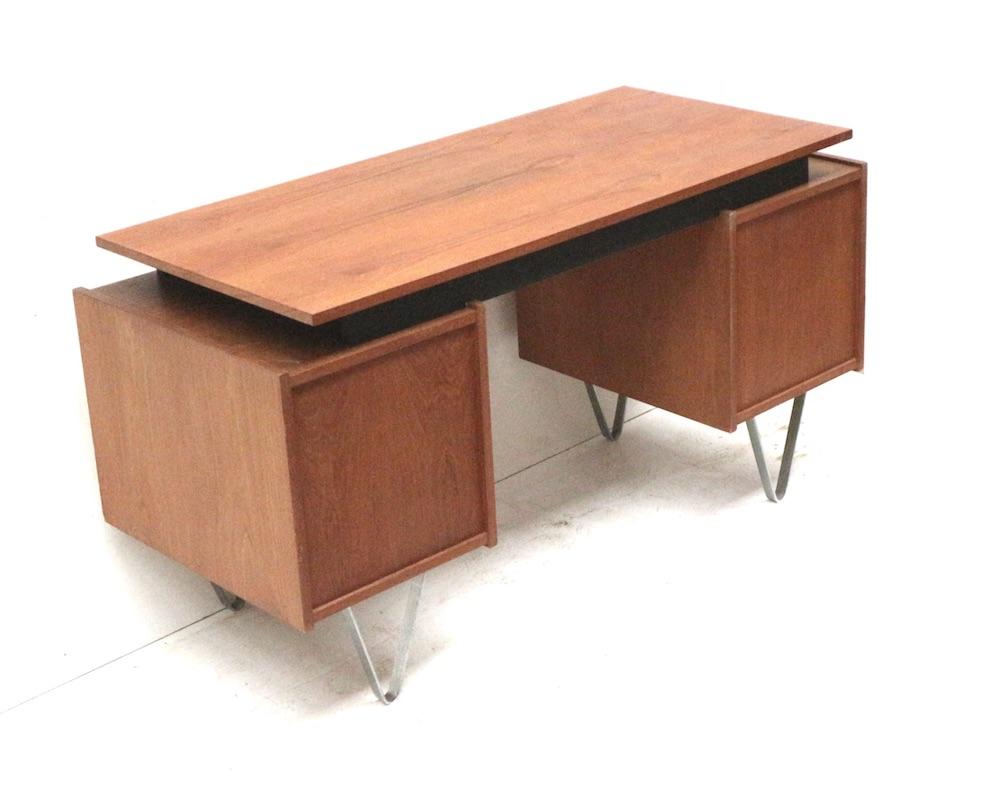 Dutch Floating desk manufactured by Tijseling Nijkerk, The netherlands, 1960's. For Sale