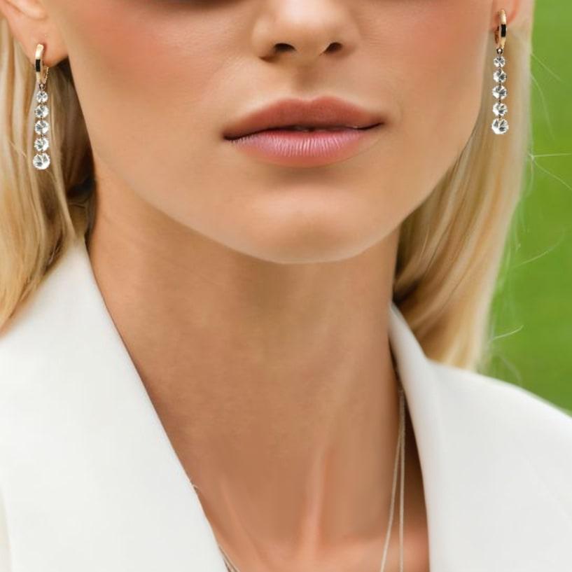 Délicatement conçues pour une élégance sans effort, ces boucles d'oreilles Floating Crystal Chain Drop Eleg présentent des anneaux en or jaune 14 carats polis, rehaussés d'un gracieux cordon de pierres taillées en cristal. Le design en forme de