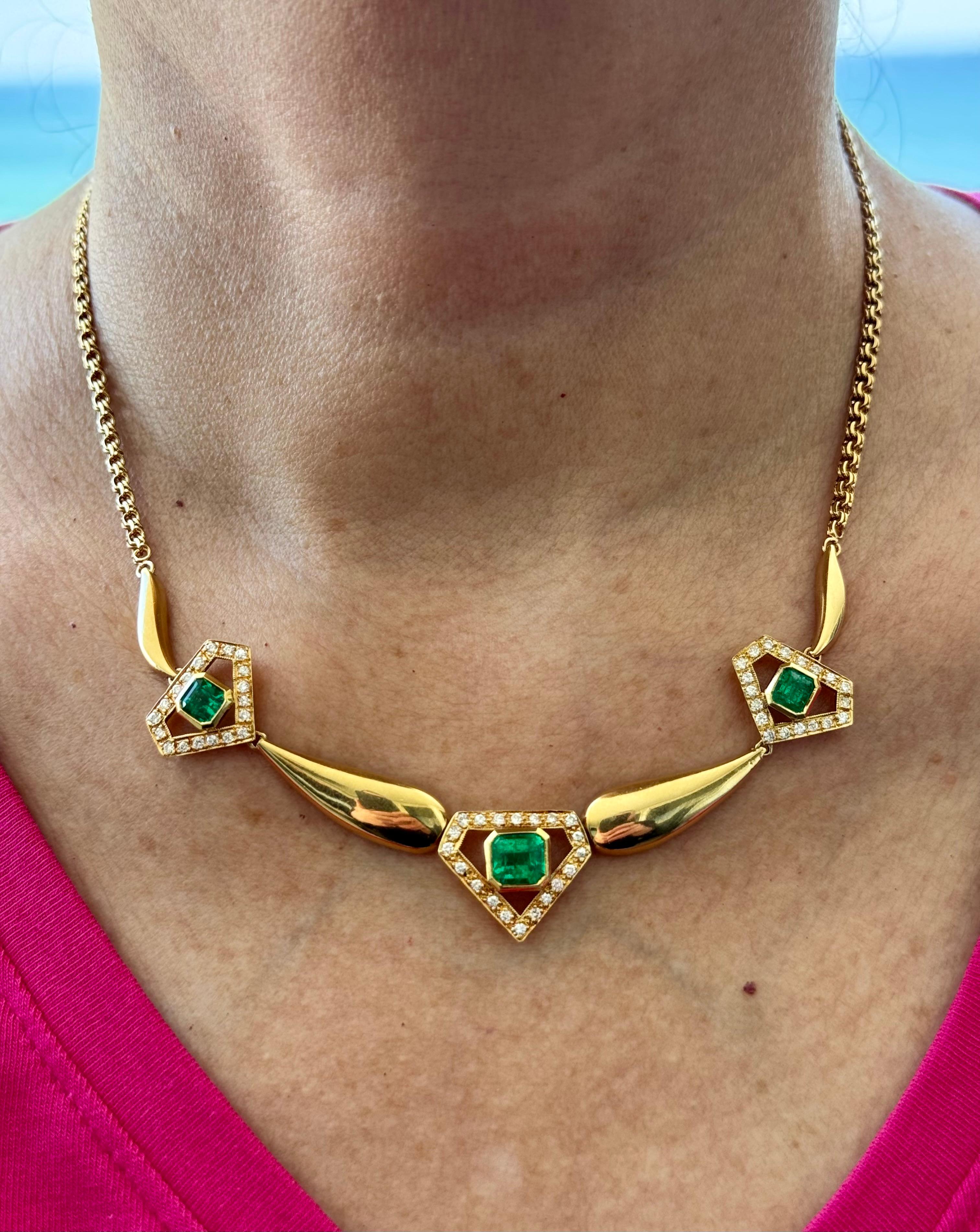 Art déco Collier avec cadre flottant en diamants et émeraudes de Colombie de 4,00 carats et diamants en vente