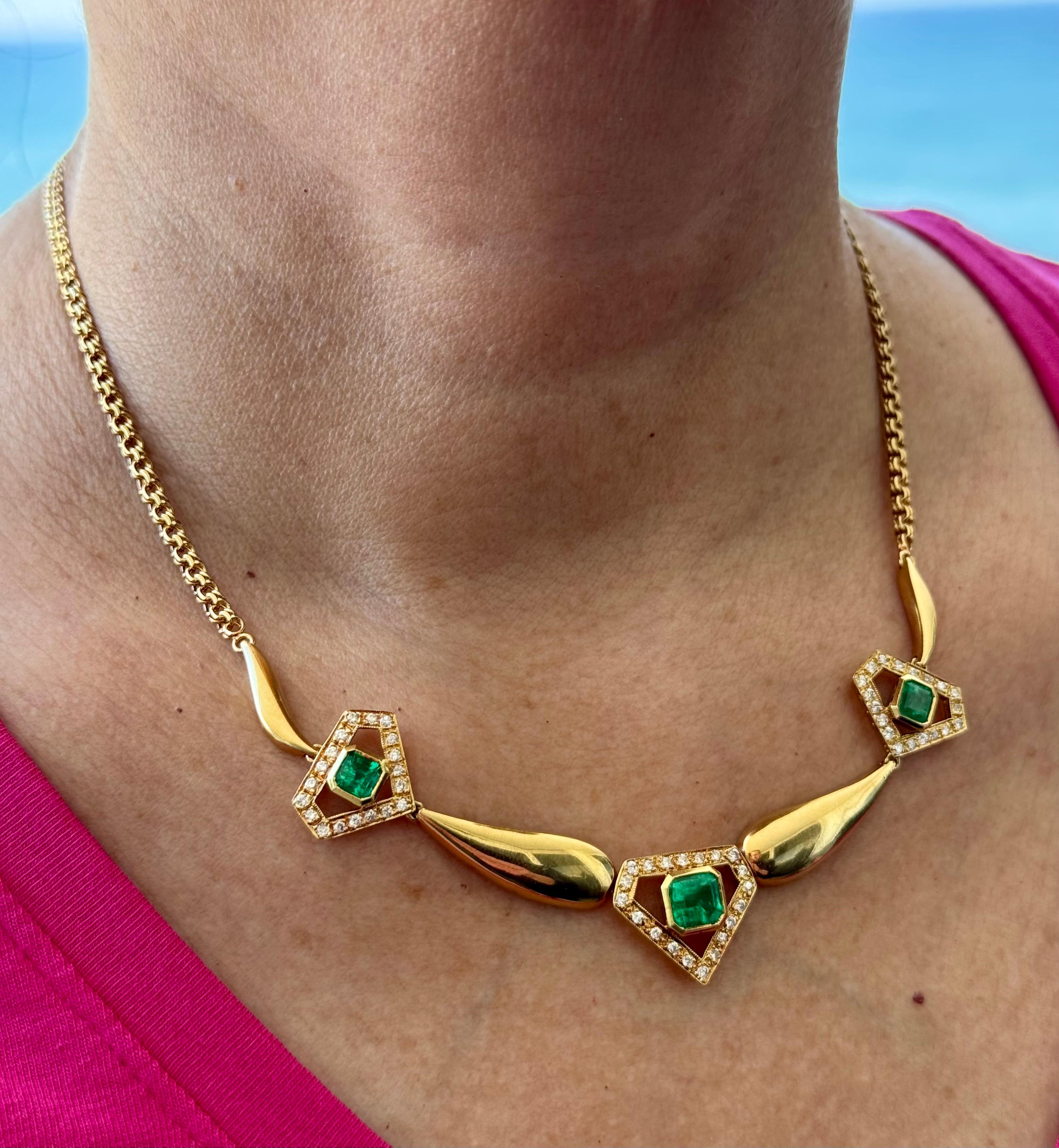 Taille émeraude Collier avec cadre flottant en diamants et émeraudes de Colombie de 4,00 carats et diamants en vente