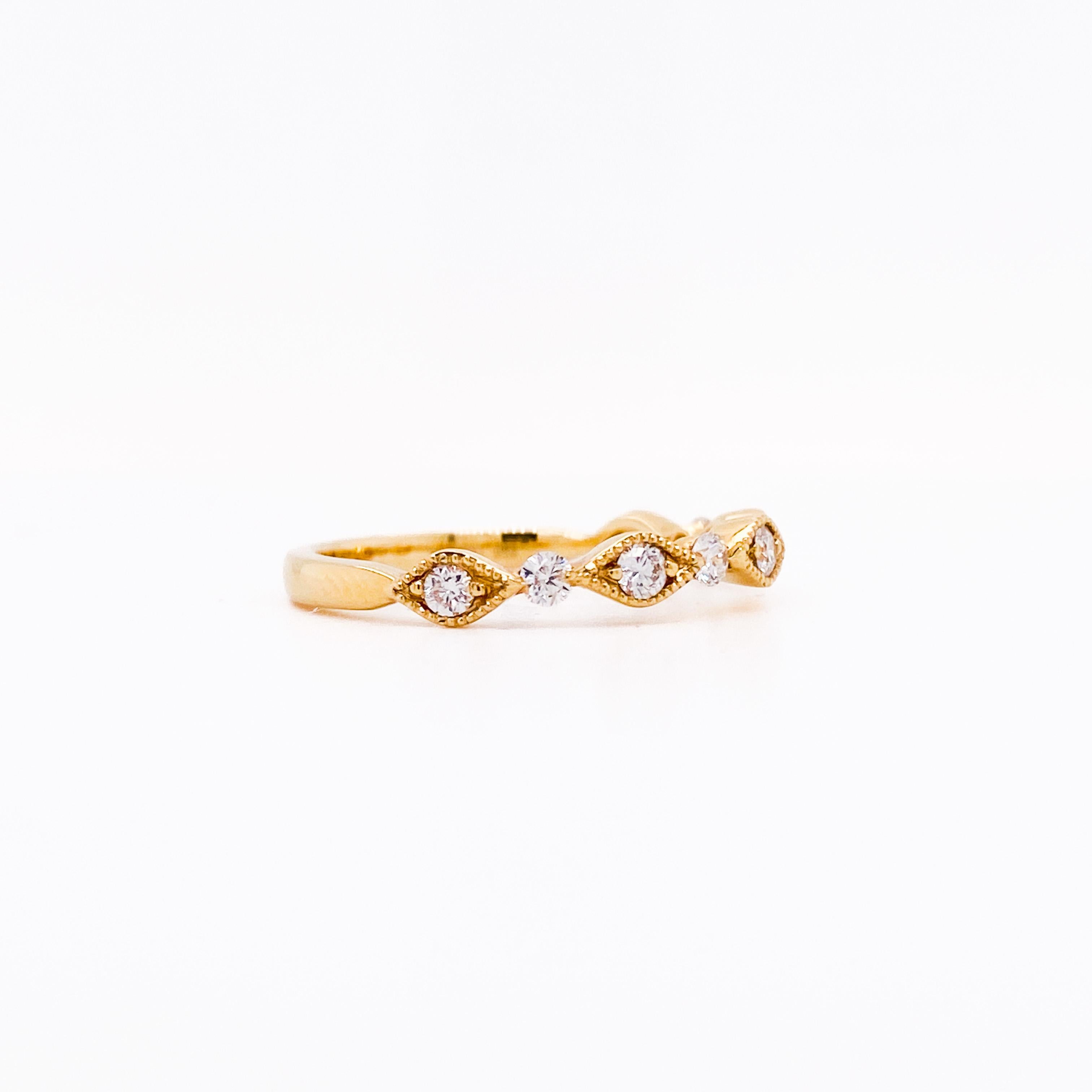 Dieses reiche, stapelbare Band aus 18 Karat Gelbgold mit Diamanten hat ein wunderschönes, abwechselndes Design. Die Diamanten scheinen zwischen marquiseförmigen Rahmen mit schönen, mit Maserung versehenen Rändern zu schweben. Jeder Diamant ist in