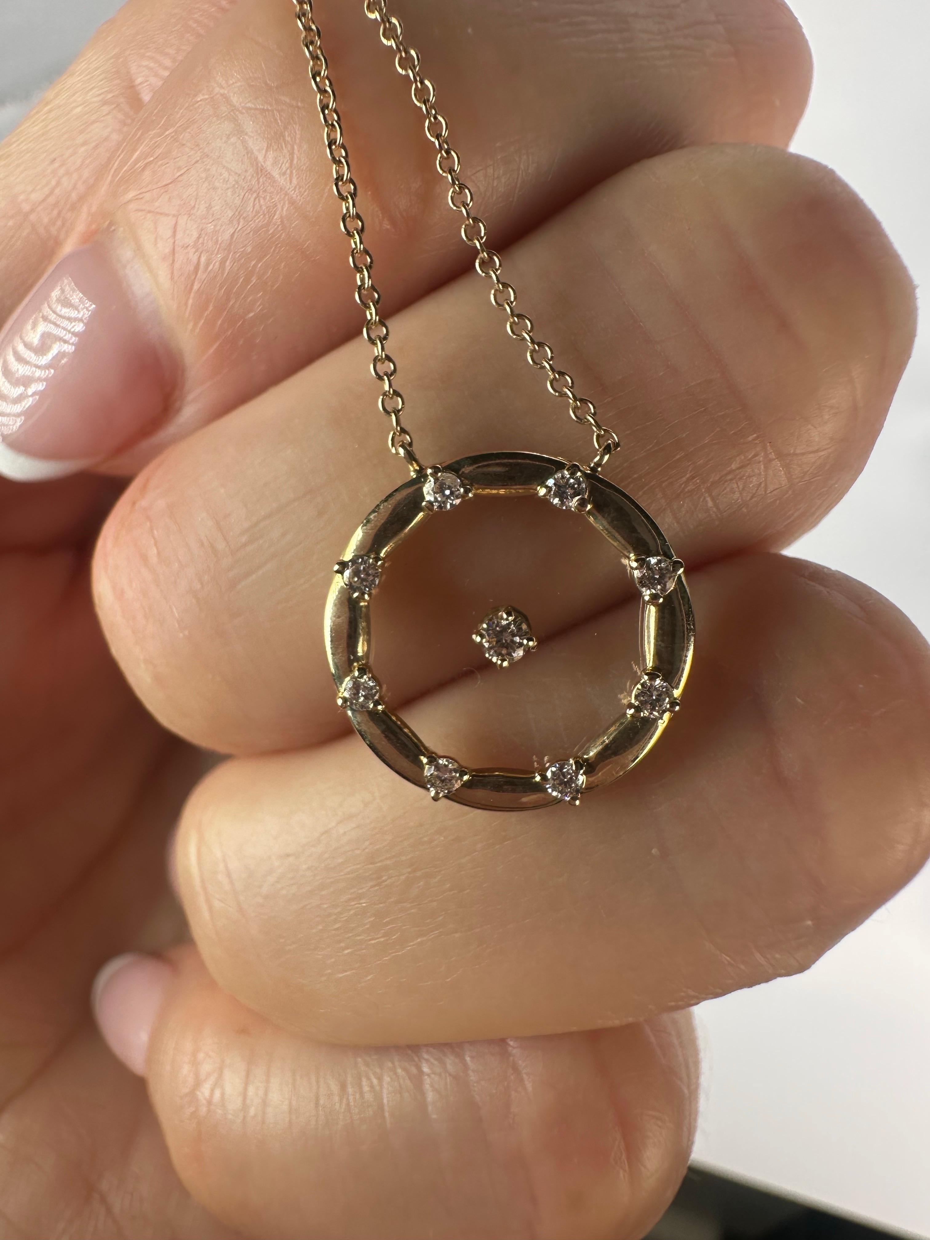 Superbe pendentif en diamant flottant avec des diamants naturels en or 14KT. Les diamants sont de pureté VS-SI et de couleur G et totalisent 0,15 carats ! C'est un cadeau idéal pour la Saint-Valentin ou pour toute autre occasion !

Livré avec un bel