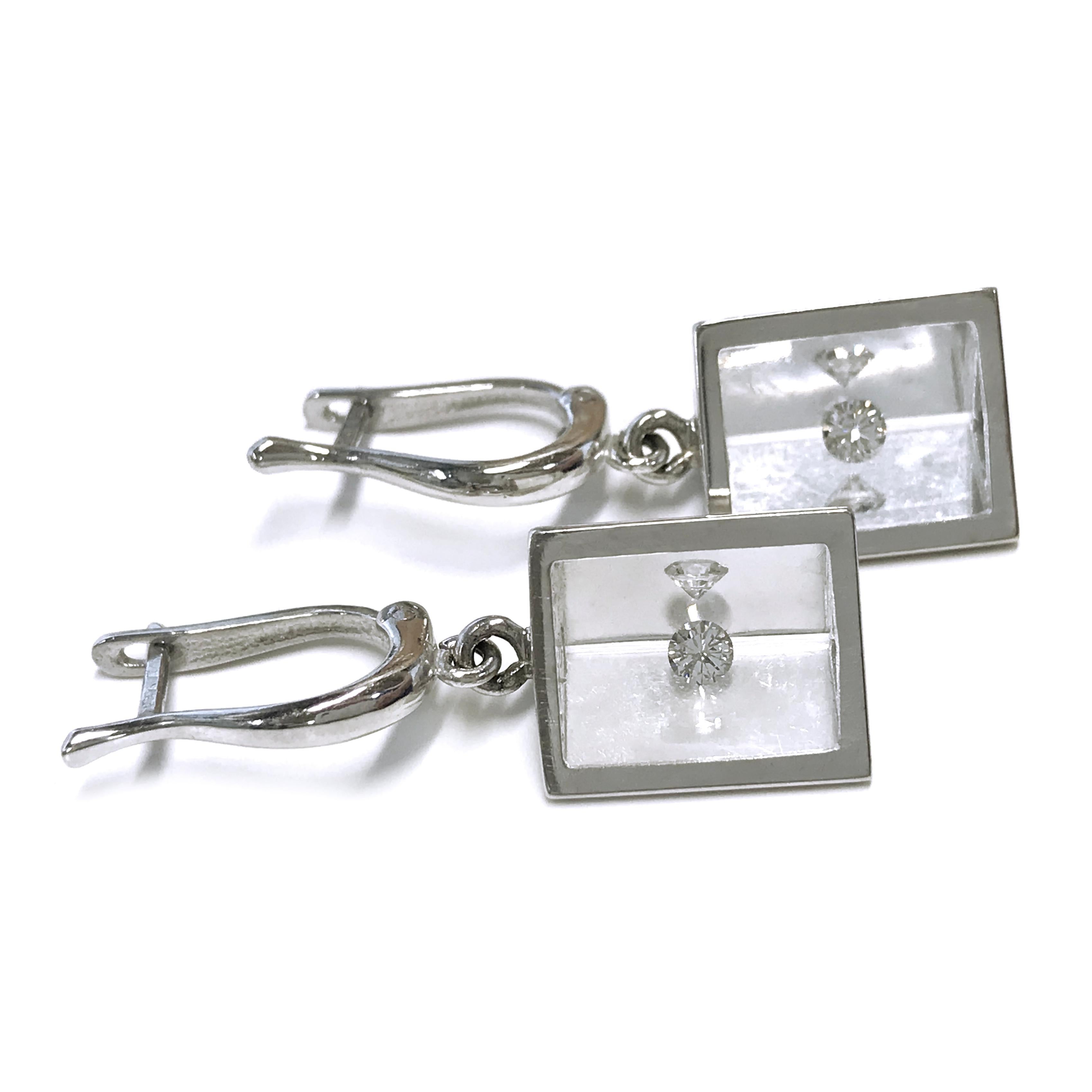 Moderne Boucles d'oreilles pyramides flottantes en or blanc et diamants en vente