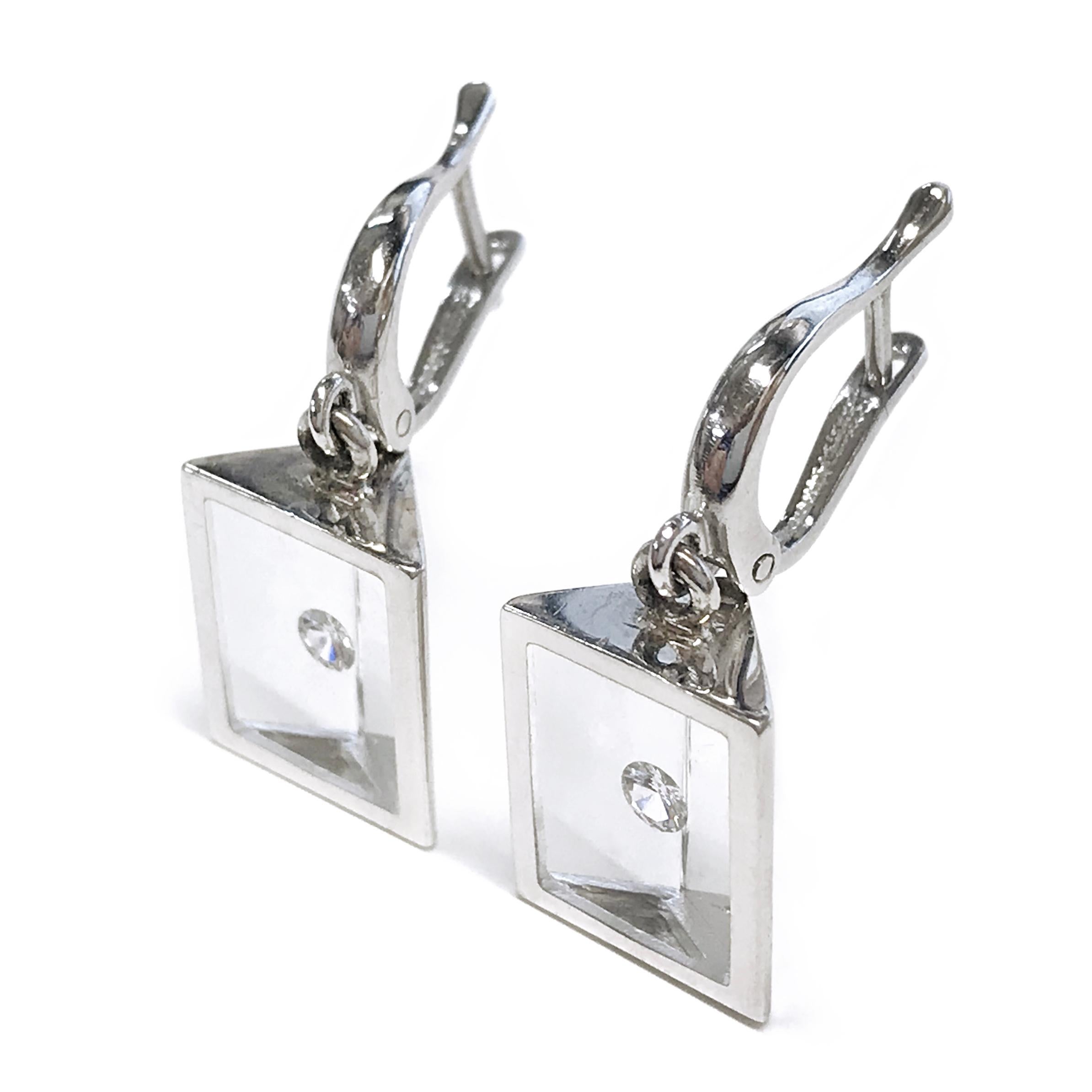 Taille ronde Boucles d'oreilles pyramides flottantes en or blanc et diamants en vente