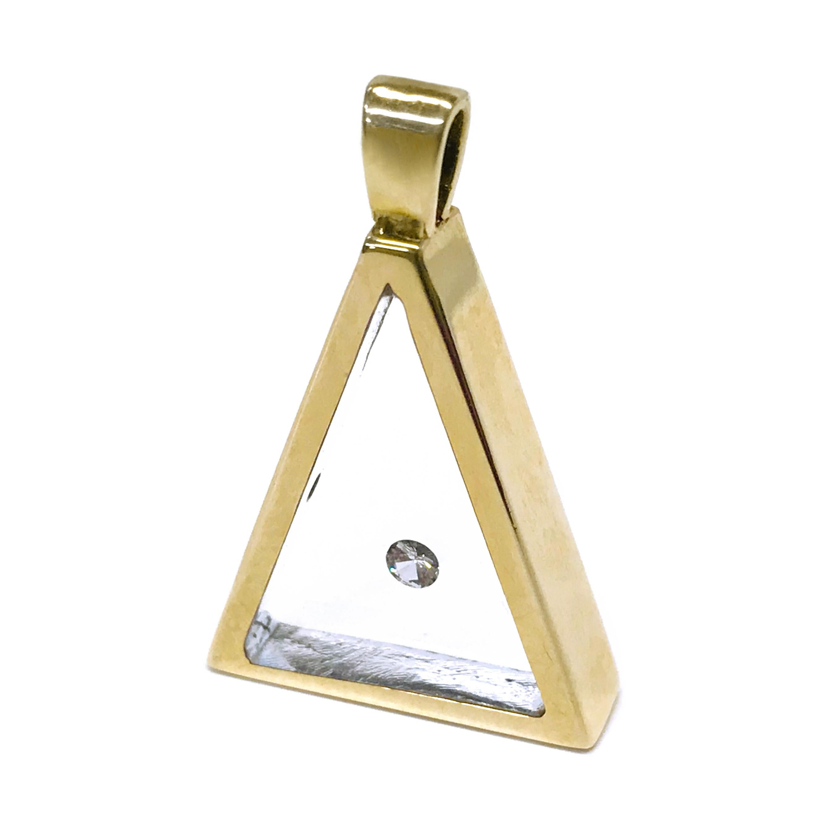 Pendentif triangle flottant en diamant Incogem : Or jaune 14k. Les pendentifs sont fabriqués à la main en or jaune 14k recyclé. Le diamant est une taille brillant, 58 facettes, VS1 en clarté (G.I.A.), et H en couleur (G.I.A.). Le diamant pèse 0,05