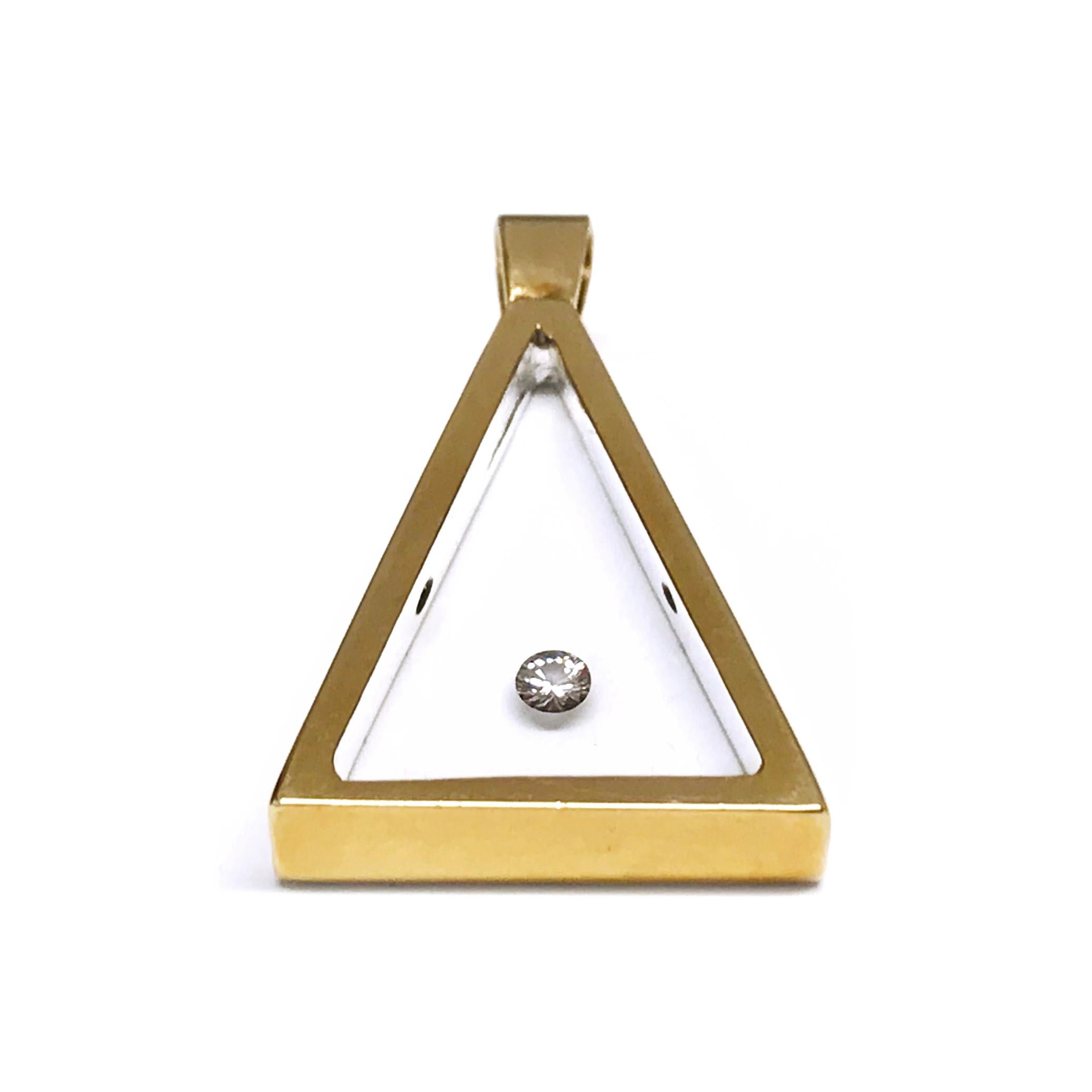 Taille ronde Pendentif triangulaire flottant en or 14 carats en vente