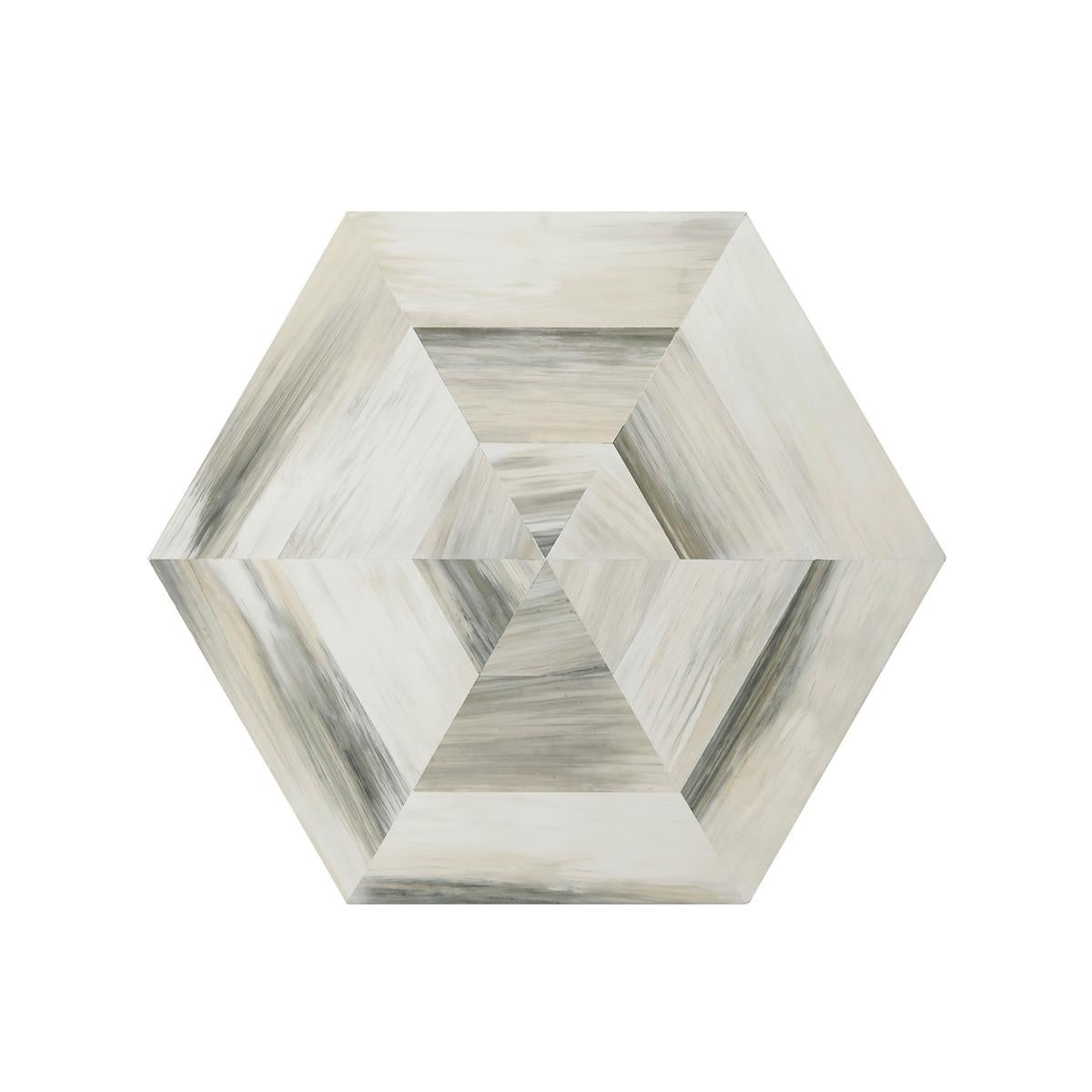 Table hexagonale inhabituelle à trois niveaux. Chaque étage a une surface carrelée en fausse corne peinte à la main et les étages sont maintenus par des supports en acrylique avec des raccords en acier inoxydable poli.

Dimensions : 22