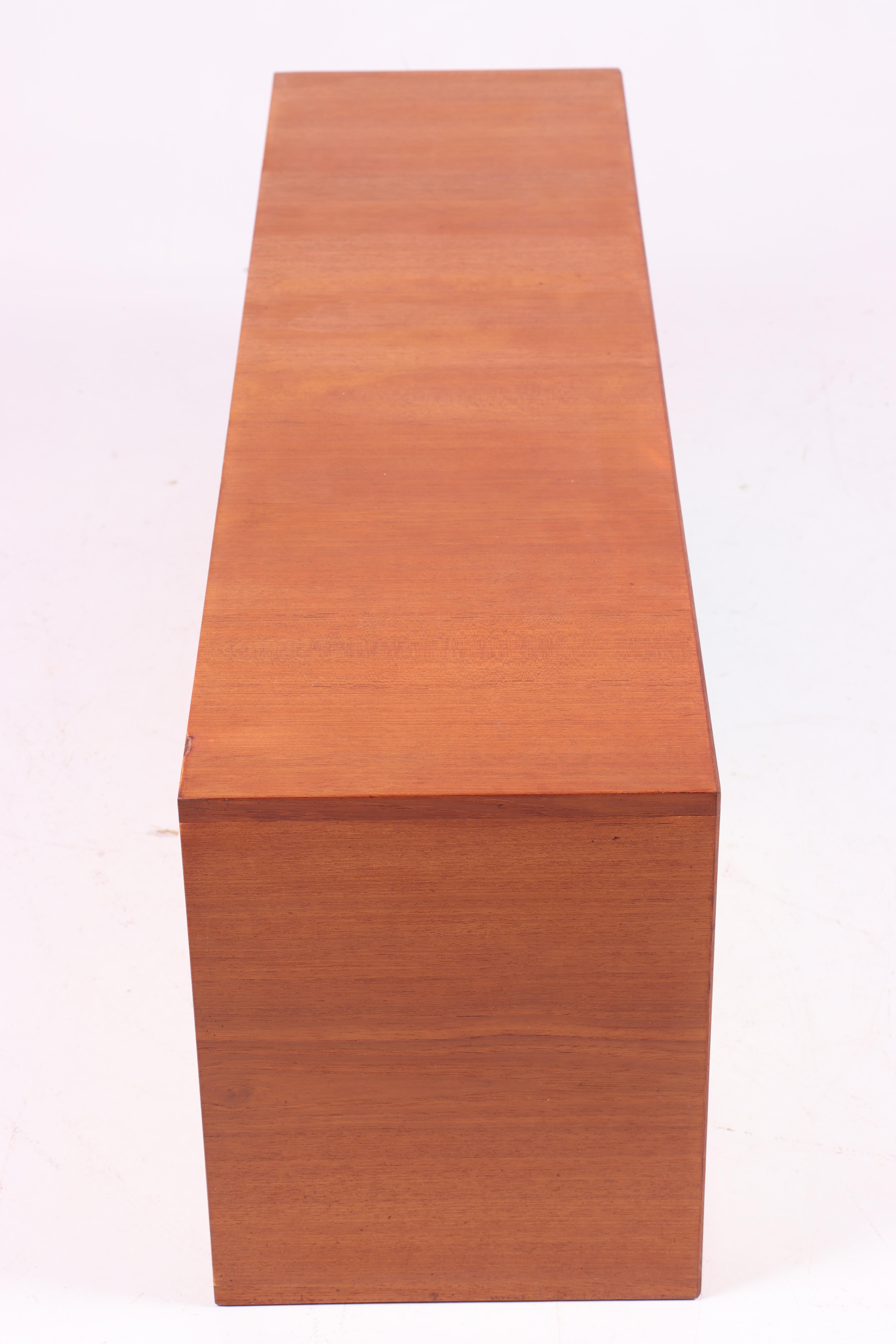 Metà XX secolo Credenza galleggiante in teak di Heinrich Roepstorff, Made in Denmark in vendita
