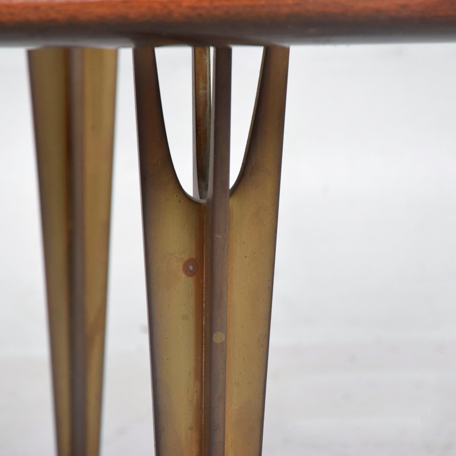 1950er Jahre Marmor Messing Mahagoni Holz Couchtisch Mexico City
Mexikanischer Modernismus in seiner schönsten Form.
Unmarkiert, Zuschreibung Eugenio Escudero.
Schwebende Marmorplatte in warmem Mahagoniholz. Die Beine sind aus massiver Bronze