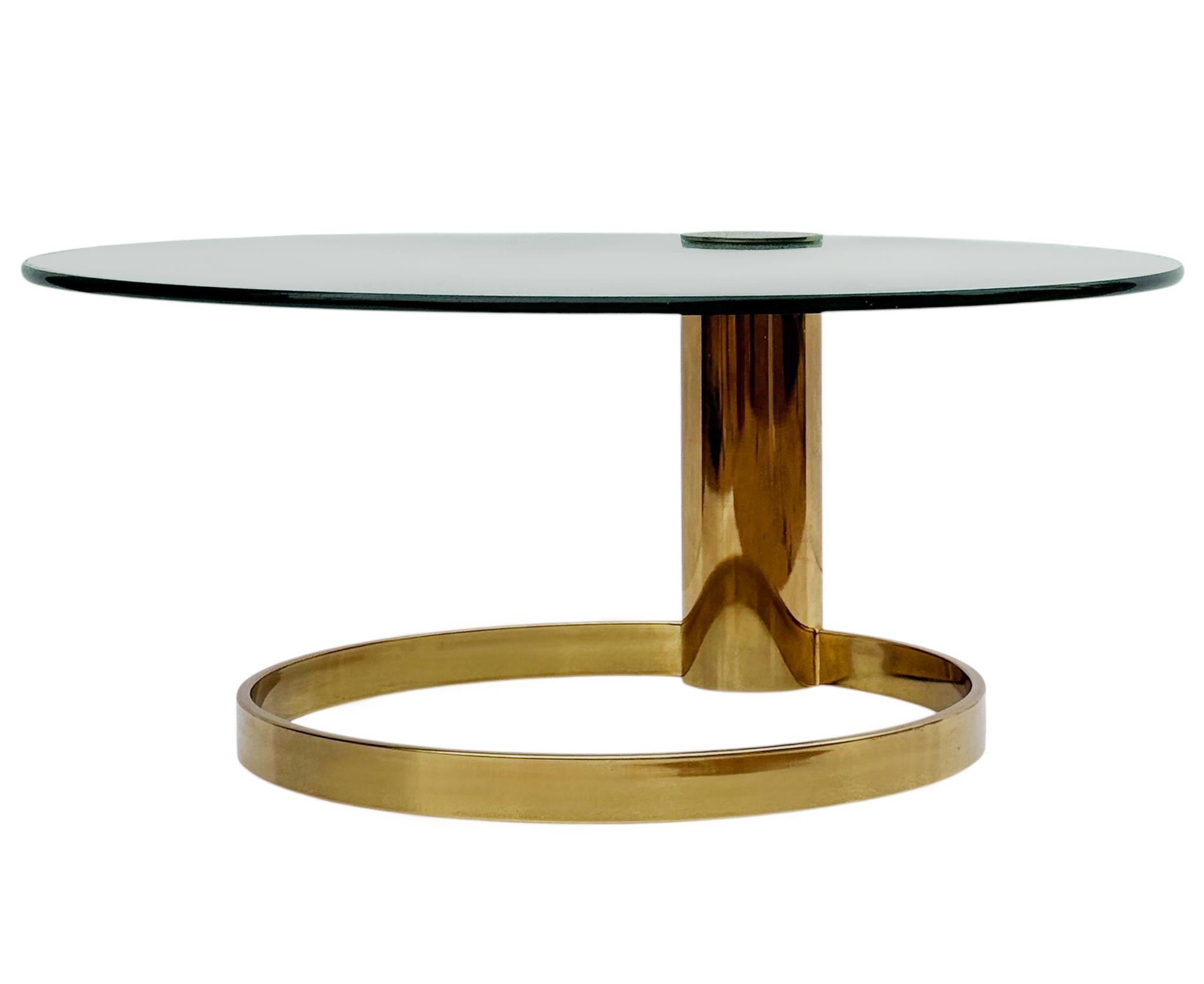 Fin du 20e siècle Table de cocktail flottante en verre rond et en laiton Leon Rosen pour Pace, moderne du Moyen Âge en vente