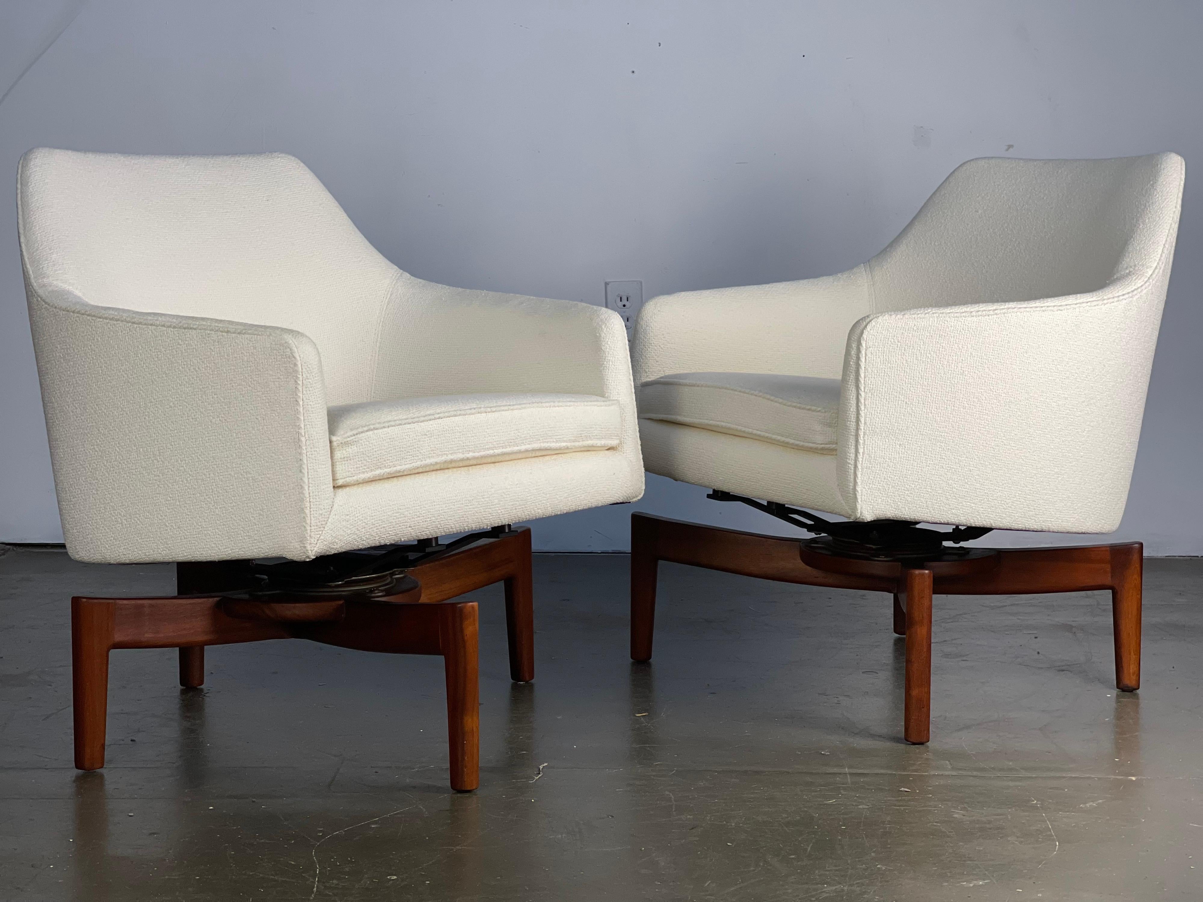 Floating Mid-Century Modern Swivel Lounge Barrel Chairs by Jens Risom In Good Condition In Framingham, MA