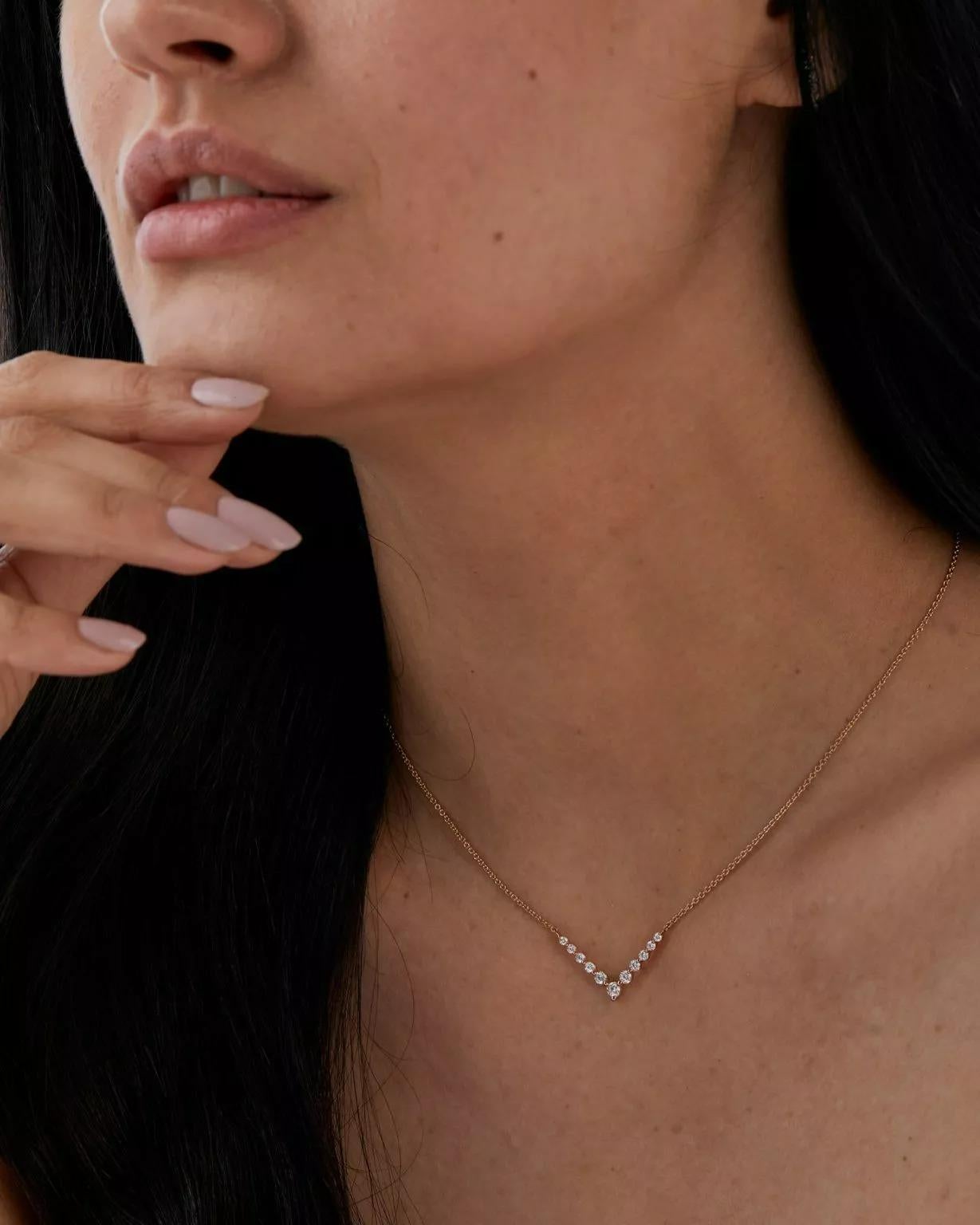 Taglio rotondo Collana a V con diamanti naturali fluttuanti in oro massiccio 14k in vendita