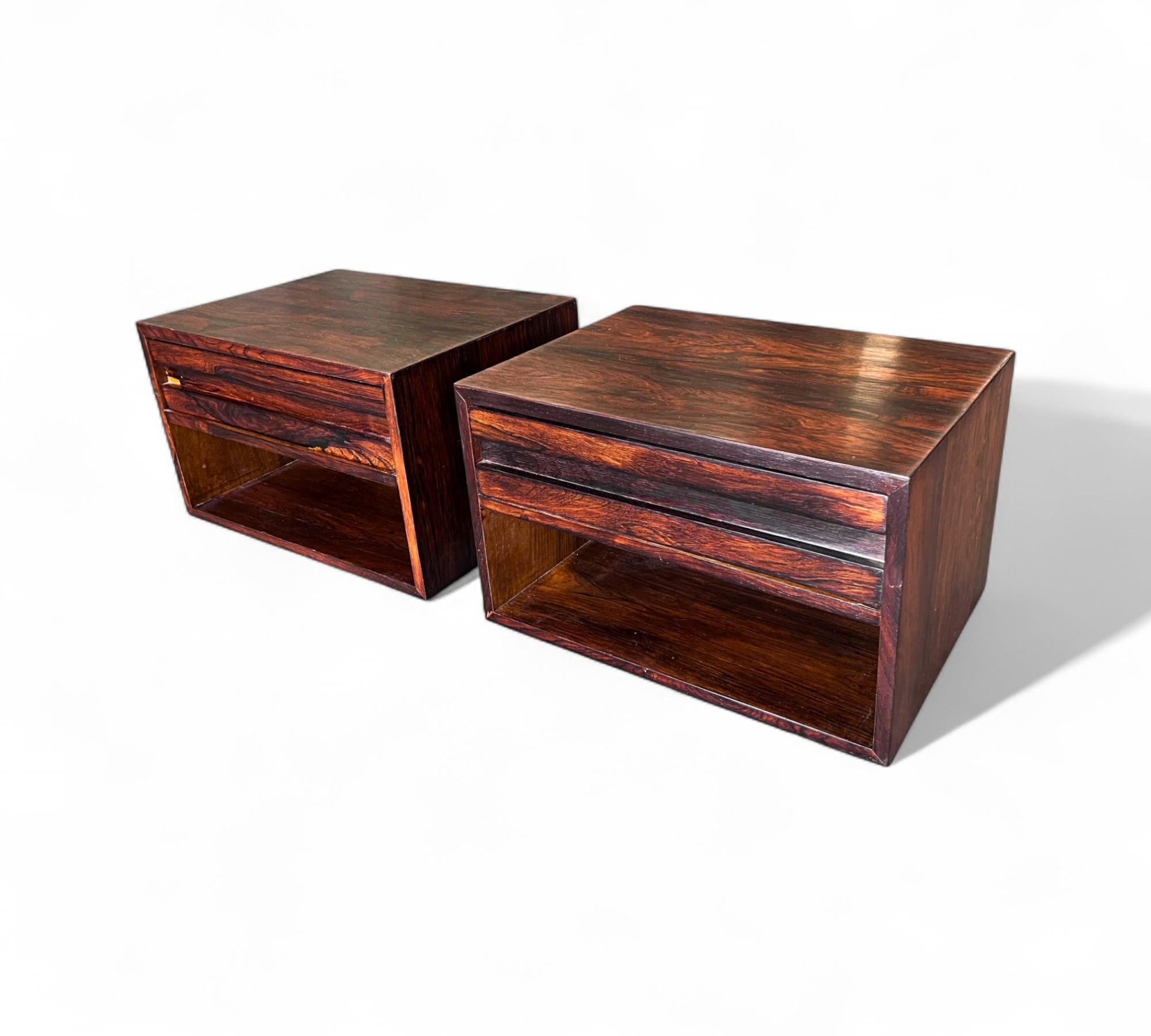 Questa bellissima coppia di comodini galleggianti, realizzata in Brasile negli anni '60 da un designer sconosciuto, è realizzata in legno duro e presenta una struttura rettangolare con un unico cassetto. Ogni comodino verrà appeso alla parete,