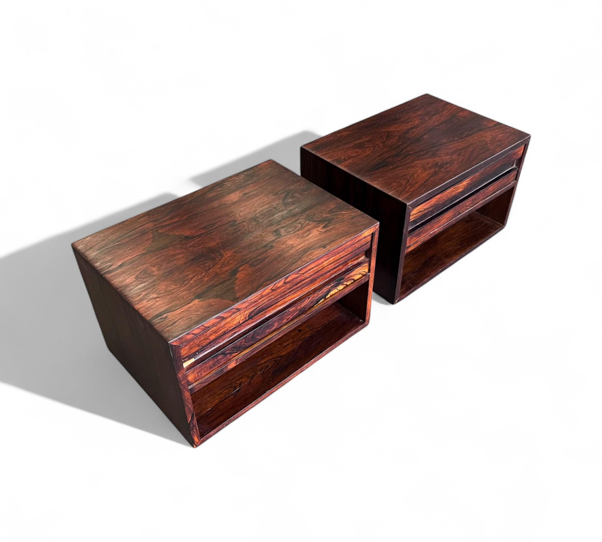 Legno massiccio Comodini galleggianti con cassetto in legno duro, Sconosciuto, anni '60 - Lotto 829 in vendita