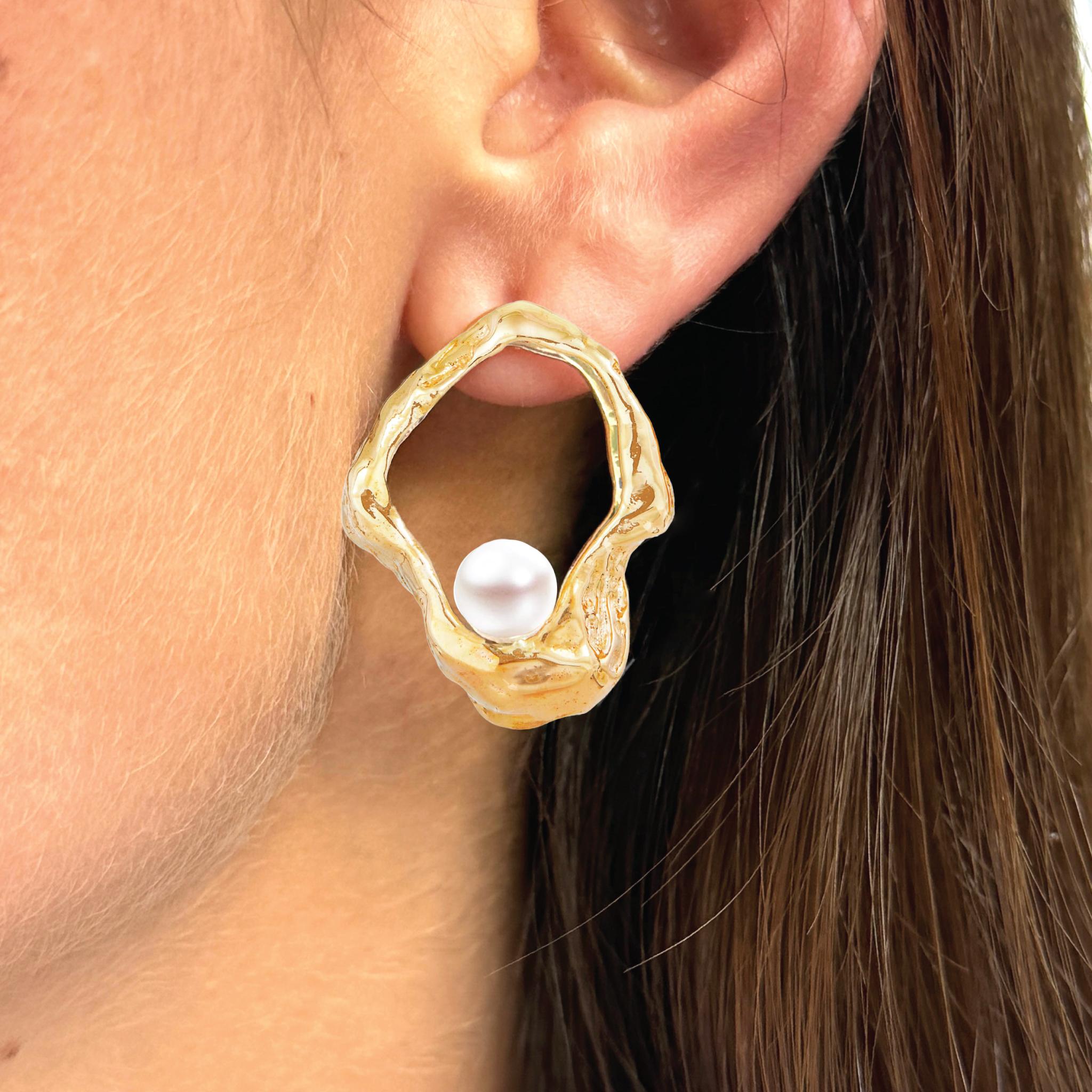 Floating Pearl 14k Gold Earrings In New Condition For Sale In Miami, FL