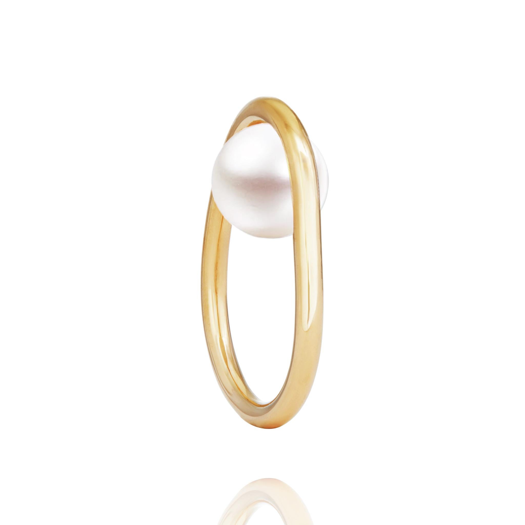 L'anello Floating Pearl 14k Gold è un lussuoso pezzo di alta gioielleria realizzato in oro massiccio 14k con una perla d'acqua dolce di 10 mm.  Ispirato al surrealismo, questo pezzo forte è stato progettato per 
