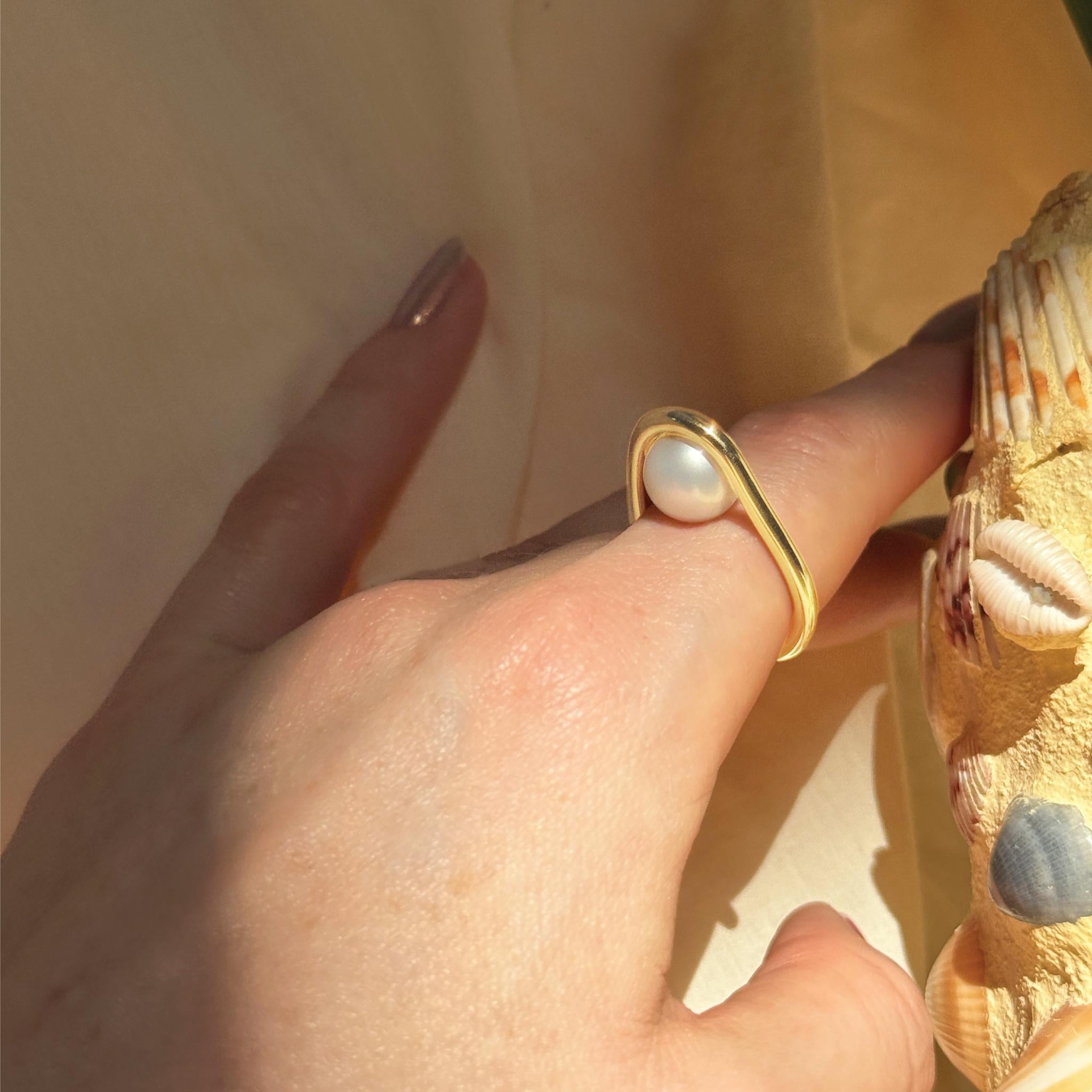 Anello con perla fluttuante in oro 14k in vendita 1
