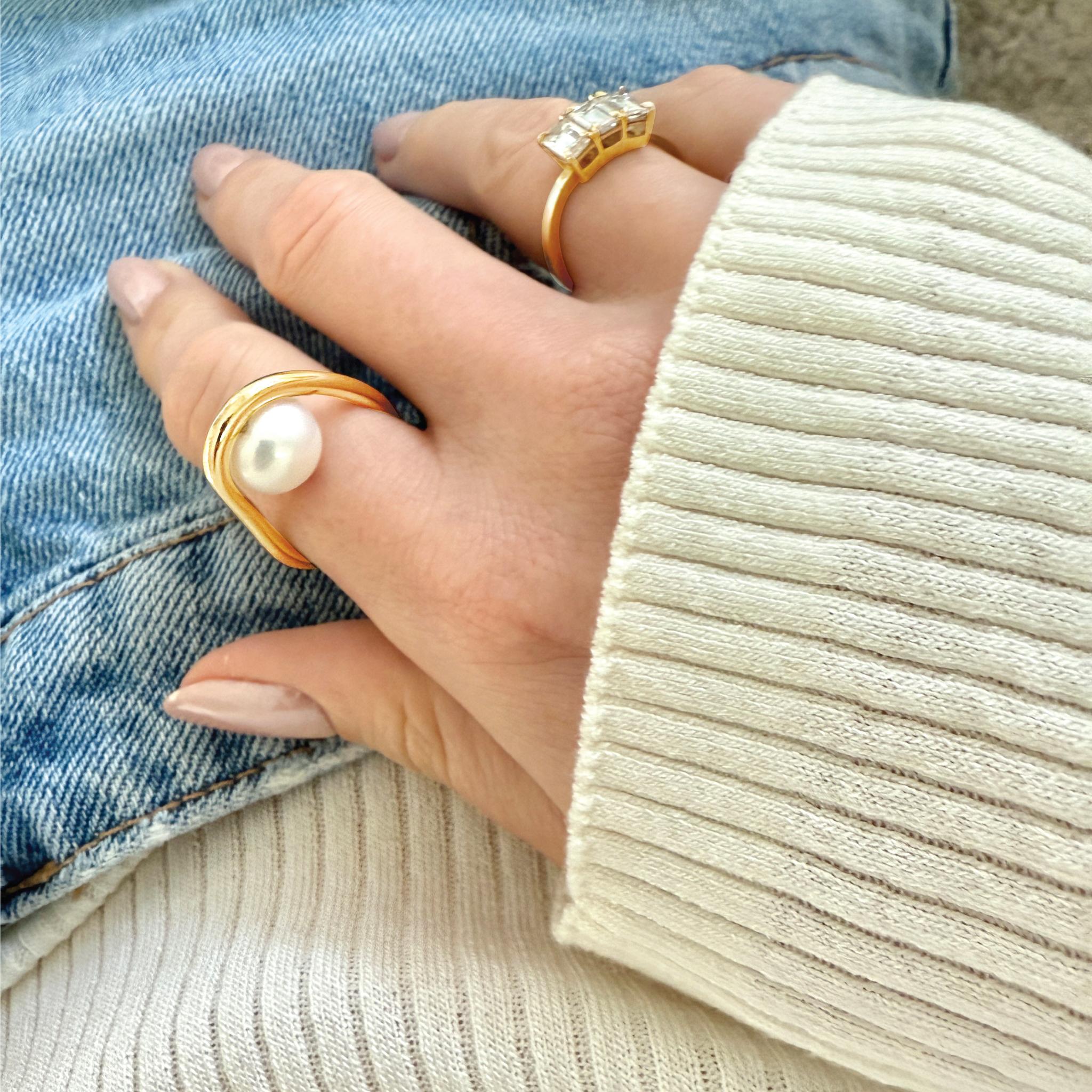 Moderno Anello con perla fluttuante in oro 14k in vendita