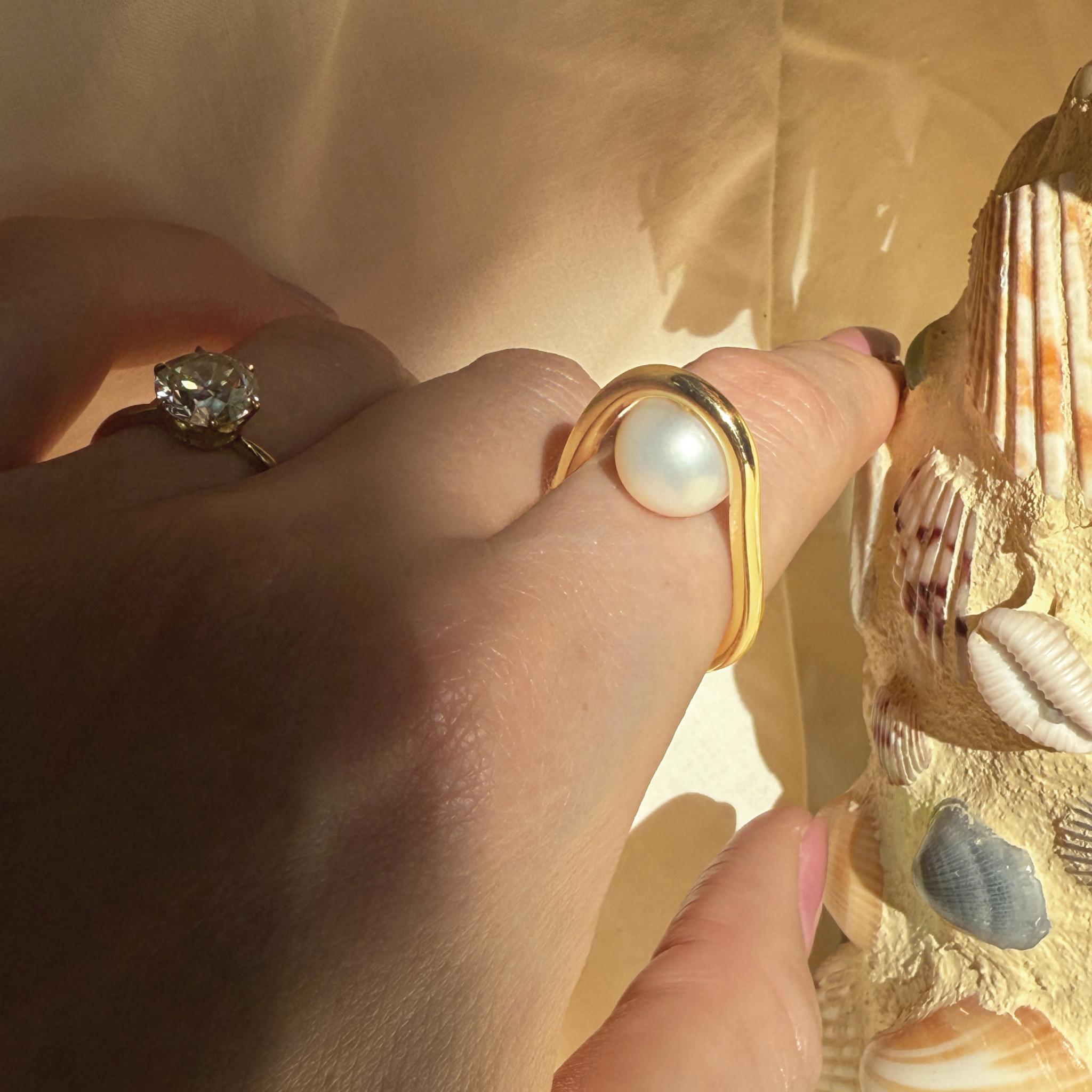 Anello con perla fluttuante in oro 14k in vendita 2